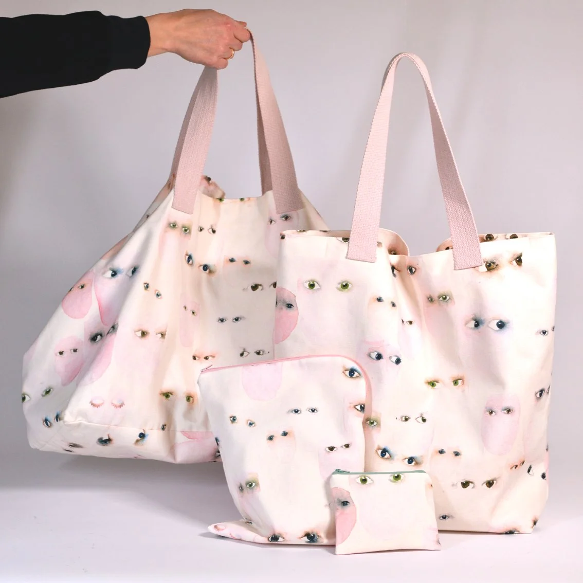 Gesamte Taschenkollektion mit Augenprint