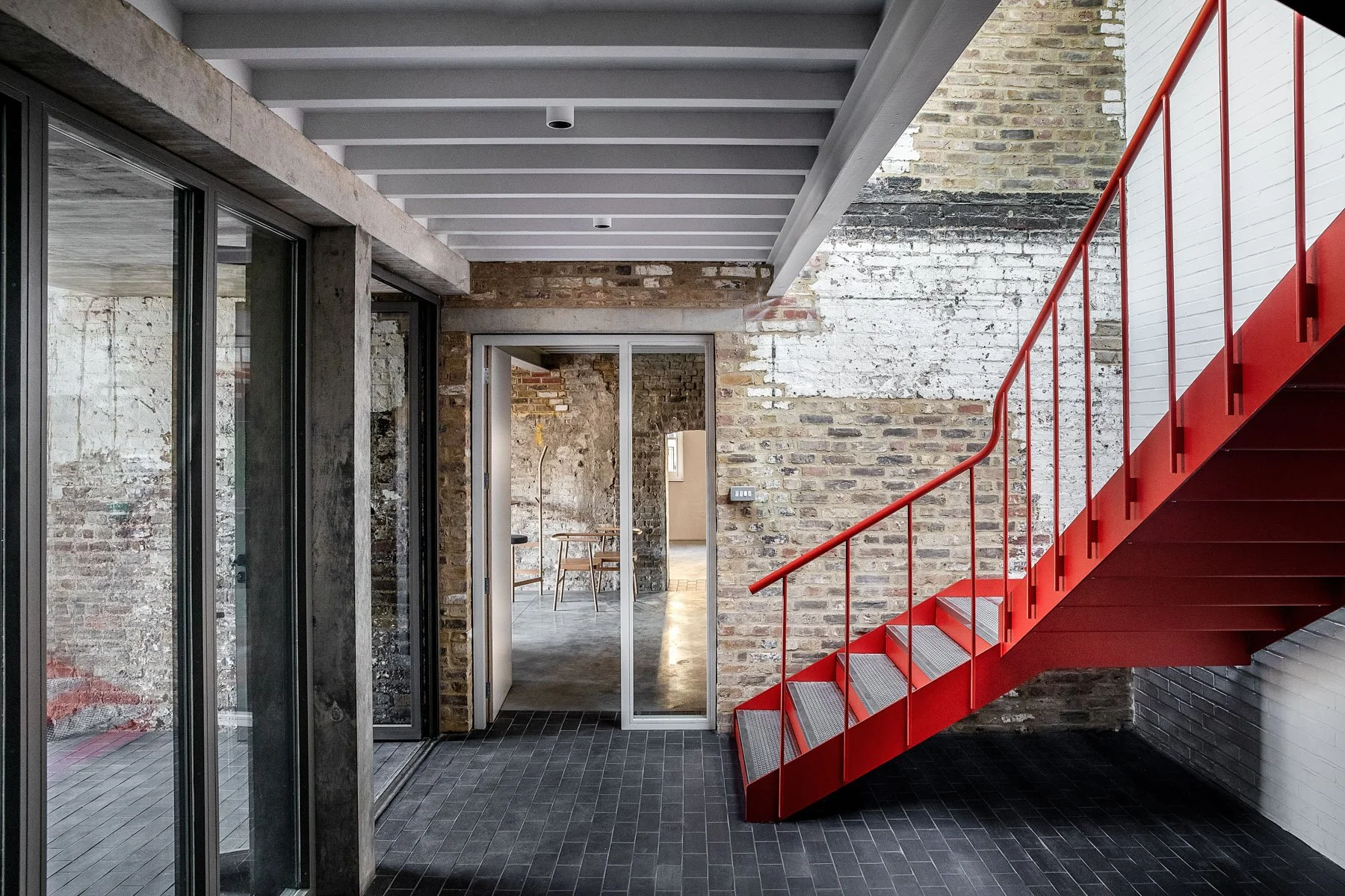 STU_008

 Location - East London     Size - 6,000 sq ft  


 Studio, Warehouse, Events 
 East London 

 https://images.squarespace-cdn.com/content/v1/64620b0575ea8d4e29a55a87/fc3ad47b-db33-46c4-8f08-6f35911b6658/2.jpg?format=1500w 
 https://images.sq