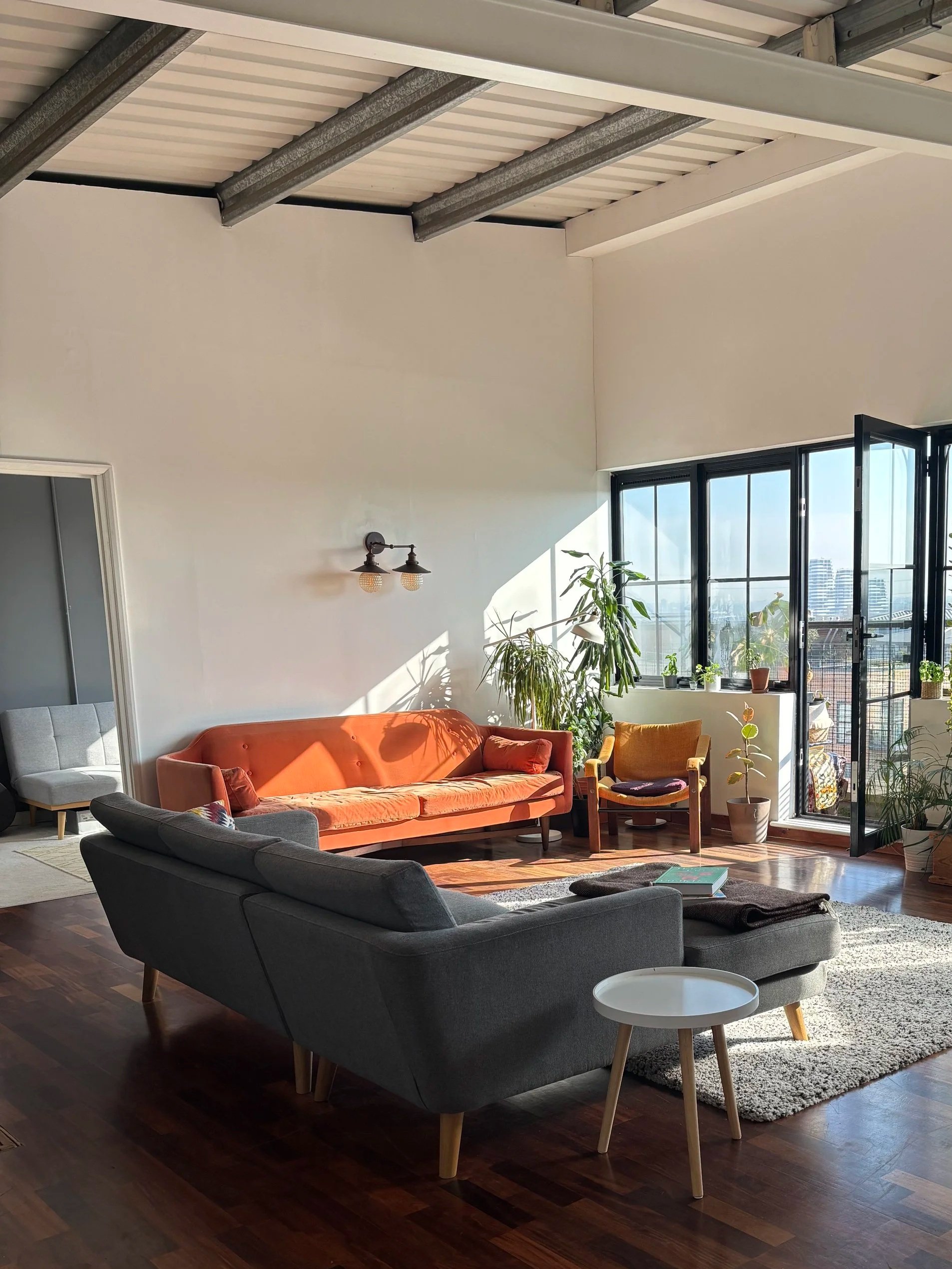 LA_012

 Location - East London     Style - Warehouse 


 London Apartment 
 East London 

 https://images.squarespace-cdn.com/content/v1/64620b0575ea8d4e29a55a87/df9fd4a4-63ec-4706-af1b-abaf59010d79/IMG_4303.jpg?format=1500w 
 https://images.squares