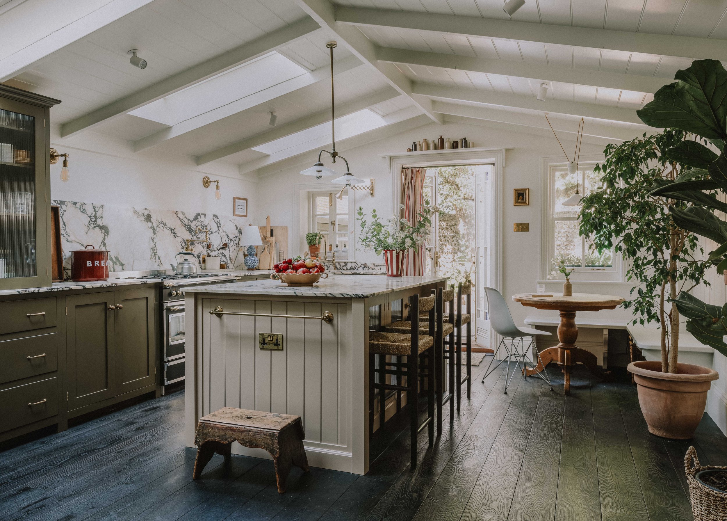 Kitchens

 Fully equipped or visually compelling kitchens, ready for filming   