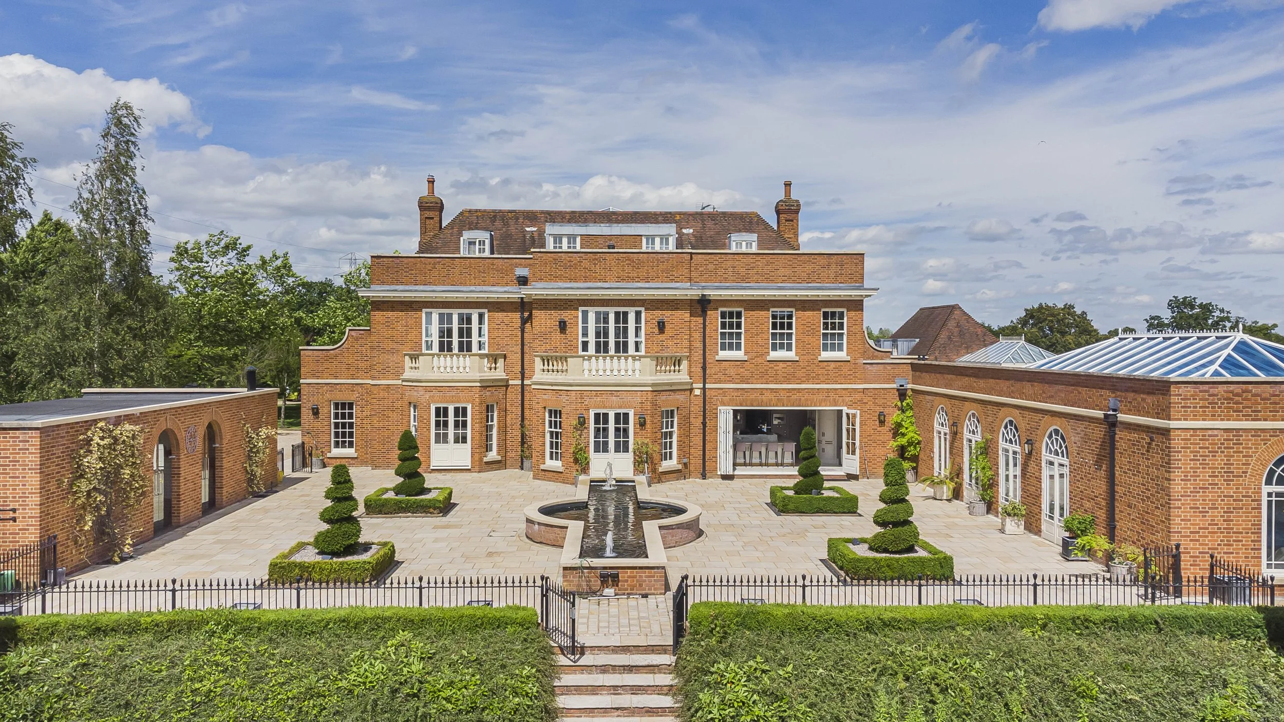 UK_015

 Location - Hertfordshire      Style - Georgian  

 UK house  
 Hertfordshire 

 https://images.squarespace-cdn.com/content/v1/64620b0575ea8d4e29a55a87/208aa436-dcd9-44ed-965c-eef556f3e8d1/LL00002.JPG?format=1500w 
 https://images.squarespace