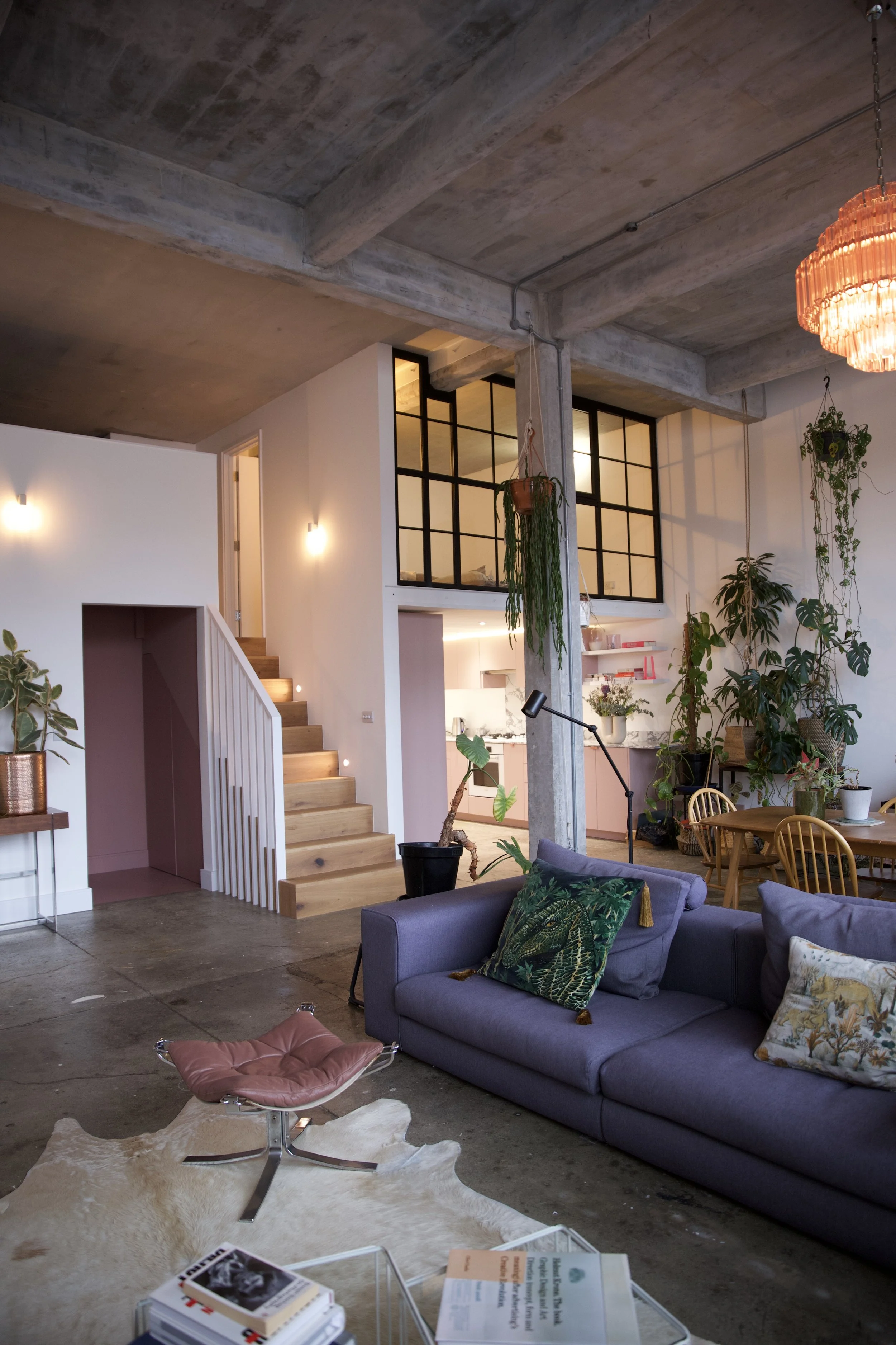 LA_011

 Location - East London     Style - Warehouse 


 London Apartment 
 East London 

 https://images.squarespace-cdn.com/content/v1/64620b0575ea8d4e29a55a87/31a56d9e-013f-4414-8a69-b4952cbaec8f/kitchen+right+side+27.jpg?format=2500w 
 https://i