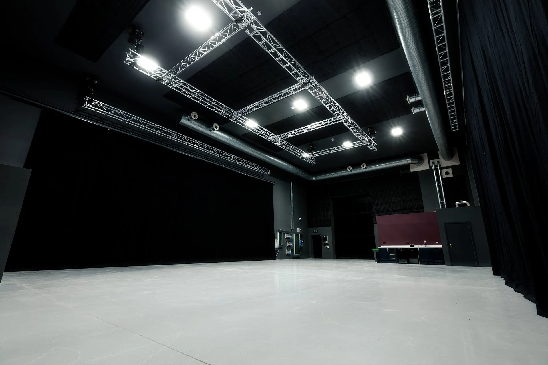 STU_018

 Location - North West London     Size - 2,934 sq ft  


 Studio 
 North West London 

 https://images.squarespace-cdn.com/content/v1/64620b0575ea8d4e29a55a87/986f76b9-78dc-4471-8c89-684450b07ac2/2.jpg?format=1500w 
 https://images.squarespa