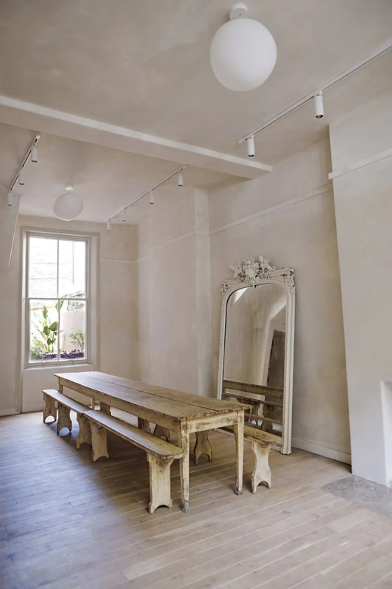 LHO_012

 Location - West London     Style - Town House  

 London House 
 West London 

 https://images.squarespace-cdn.com/content/v1/64620b0575ea8d4e29a55a87/c3493265-0256-47cf-8581-b903a2d4ce1e/6.jpg?format=750w 
 https://images.squarespace-cdn.c