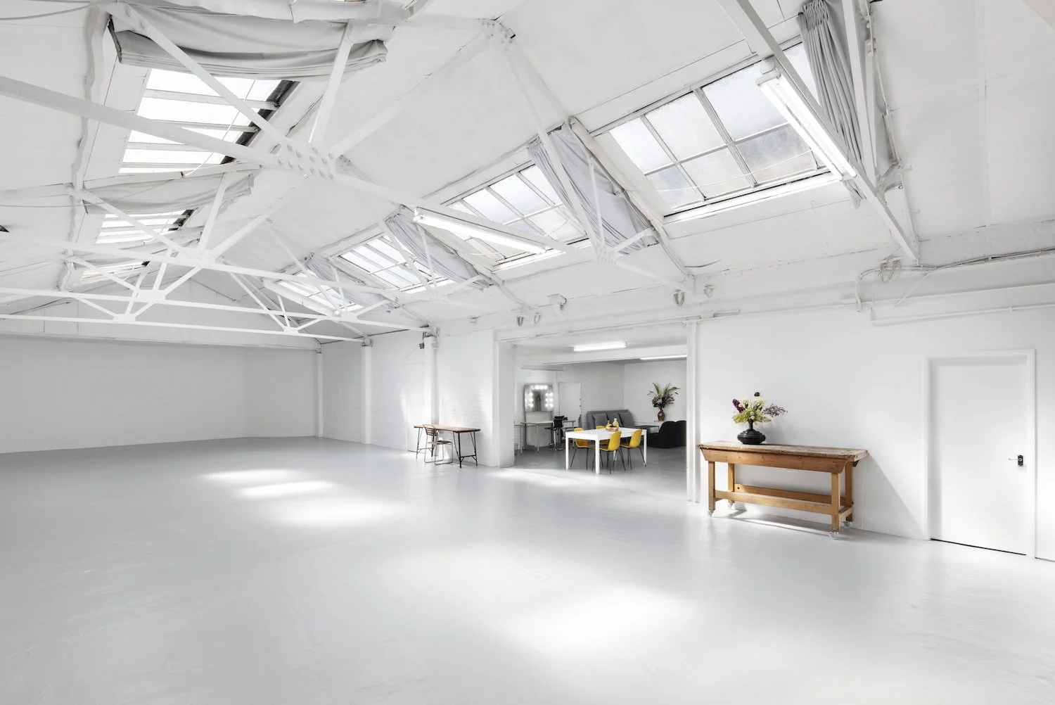 STU_001

 Location - East London     Size - 3,300 sq ft  


 Studio 
 East London 

 https://images.squarespace-cdn.com/content/v1/64620b0575ea8d4e29a55a87/beec3578-5cdf-4bf0-8d5f-1105b58aaa36/5.jpeg?format=1500w 
 https://images.squarespace-cdn.com/