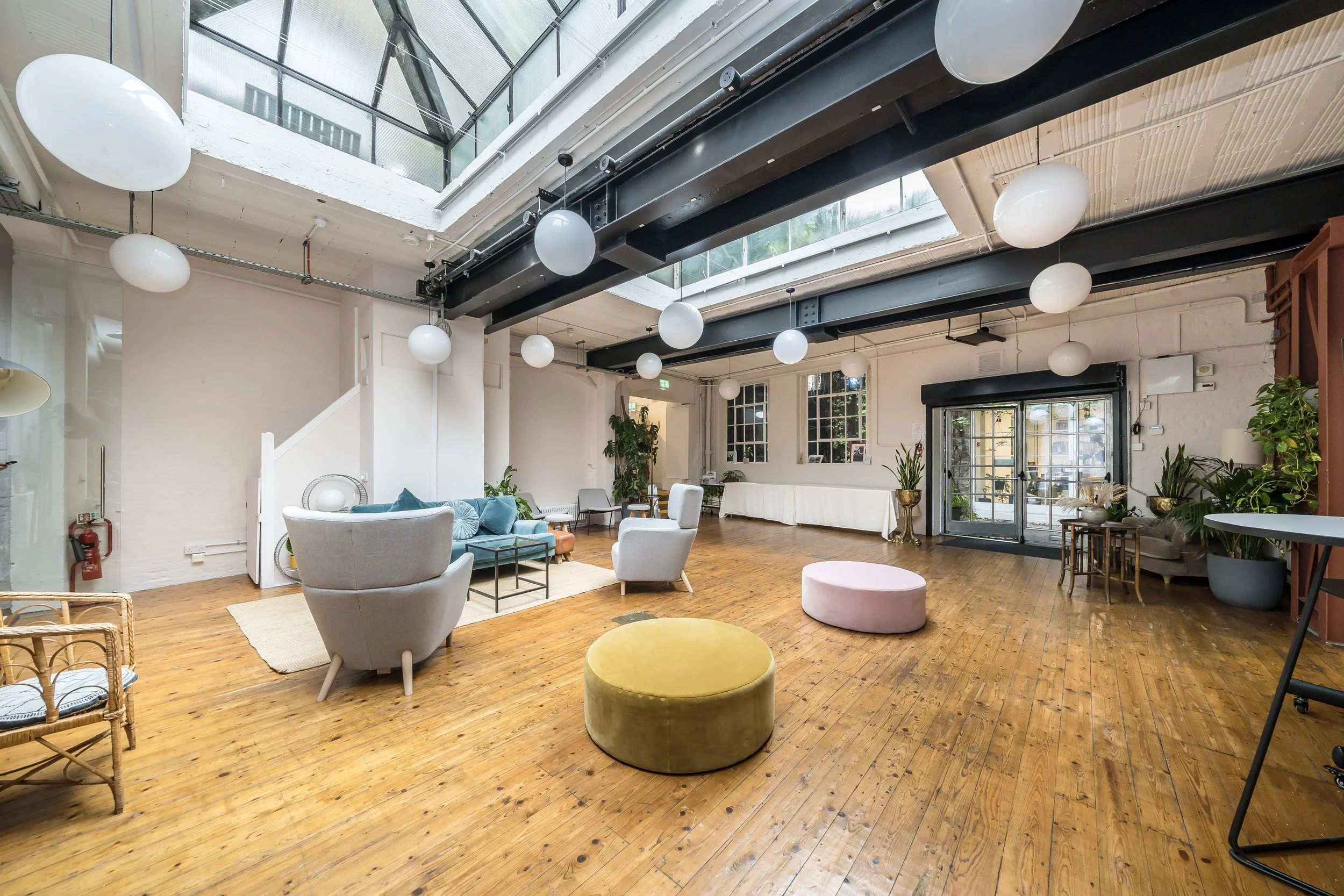 EVE_009

 Location - Central London     Size - Enquire  


 Vintage, Wooden floor, Daylight  
 Central London 

 https://images.squarespace-cdn.com/content/v1/64620b0575ea8d4e29a55a87/a1b8a6c4-1d9d-48fe-abfd-858b67bd44f6/LL00024.jpg?format=1500w 
 ht