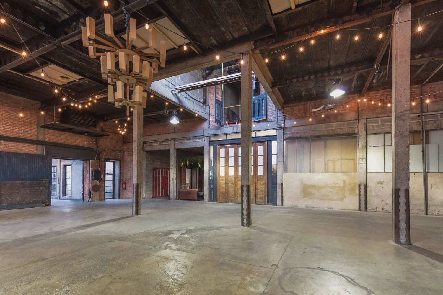 IND_009

 Location -East London     Size - 10,000 sq ft  


 Vintage, Distressed, Concrete floor  
 East London 

 https://images.squarespace-cdn.com/content/v1/64620b0575ea8d4e29a55a87/c760e624-9956-46d2-8ab1-9bd0285b8d87/6.jpg?format=750w 
 https:/