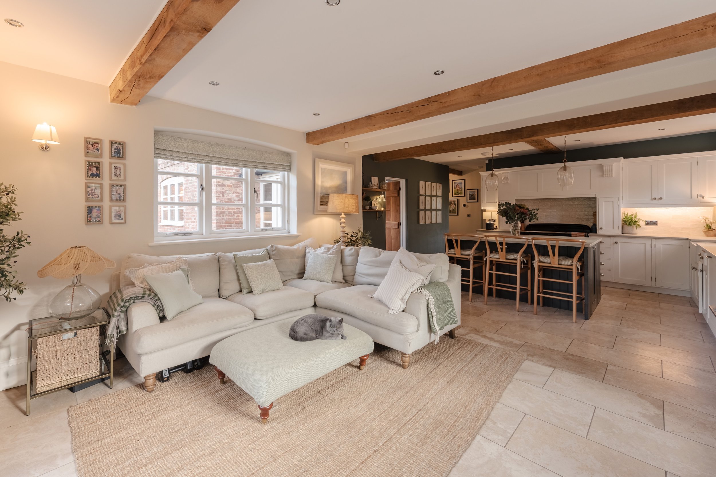 UK_014

 Location - Midlands     Style - Period 


 UK House 
 Midlands 

 https://images.squarespace-cdn.com/content/v1/64620b0575ea8d4e29a55a87/d94b9152-a2eb-44d2-8627-6c4fffc29b0a/27.jpg?format=1500w 
 https://images.squarespace-cdn.com/content/v1