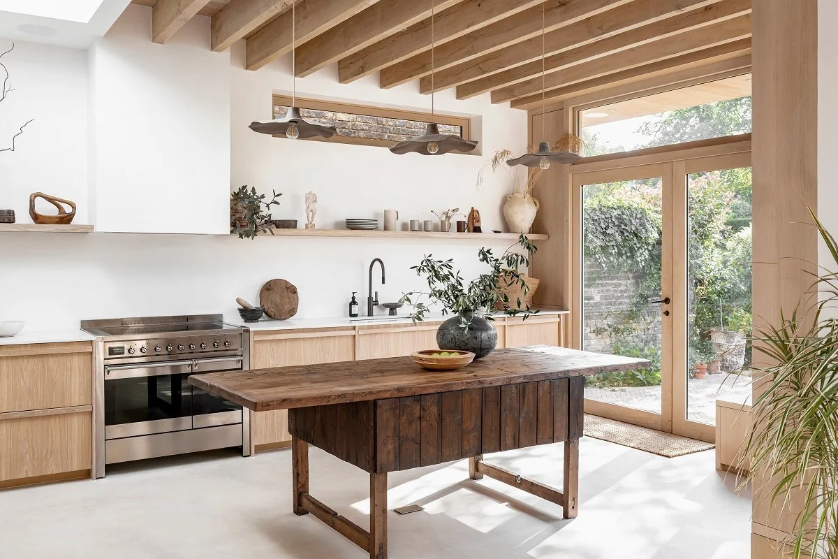 LHO_004

 Location - East London      Style - Period  

 London House  
 East London 

 https://images.squarespace-cdn.com/content/v1/64620b0575ea8d4e29a55a87/26443080-fa5c-4a23-902a-0d29c2ba3bbb/9.jpeg?format=750w 
 https://images.squarespace-cdn.co