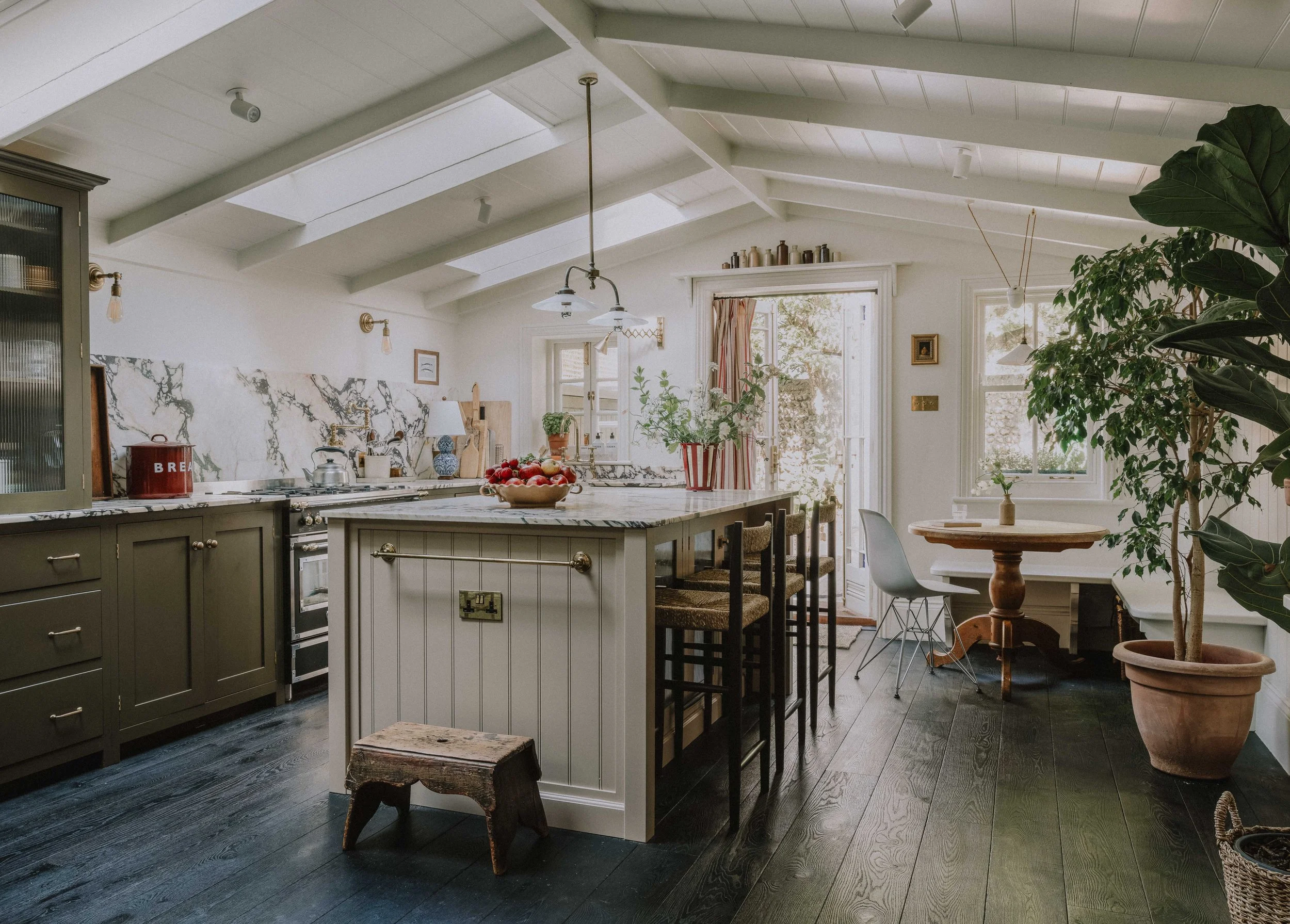 UK_017

 Location -West Sussex     Style - Victorian  


 UK house  
 West Sussex 
 https://images.squarespace-cdn.com/content/v1/64620b0575ea8d4e29a55a87/282be507-4ec3-4b4b-8410-f65916fa4f0f/LL00006.jpg?format=750w 
 https://images.squarespace-cdn.c