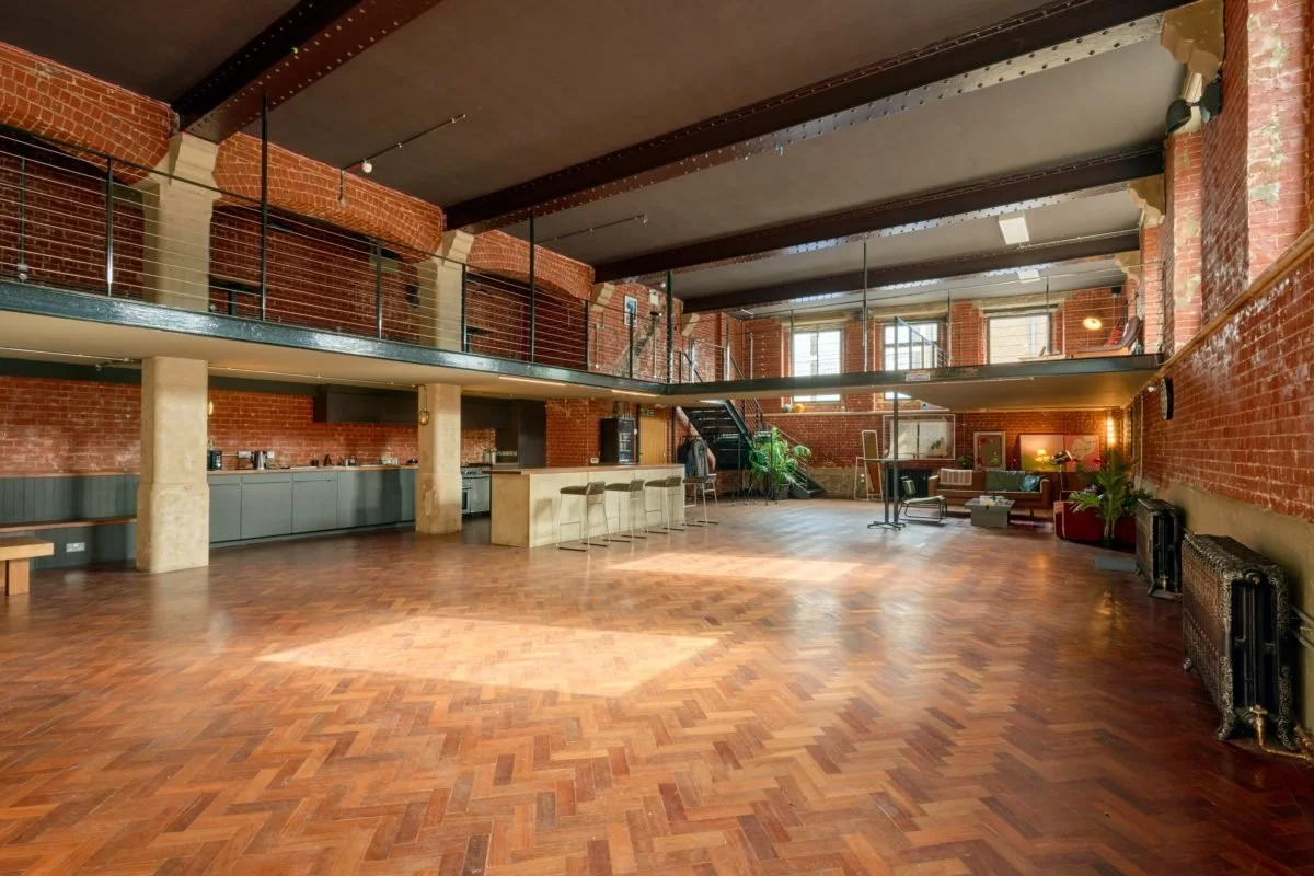 STU_023

 Location - East London     Size - 3,400 sq ft  


 Studio, Warehouse, Events 
 East London 

 https://images.squarespace-cdn.com/content/v1/64620b0575ea8d4e29a55a87/eb639d8c-b7f4-4cd4-951c-6ba70a3f2e0f/2.jpg?format=1500w 
 https://images.sq