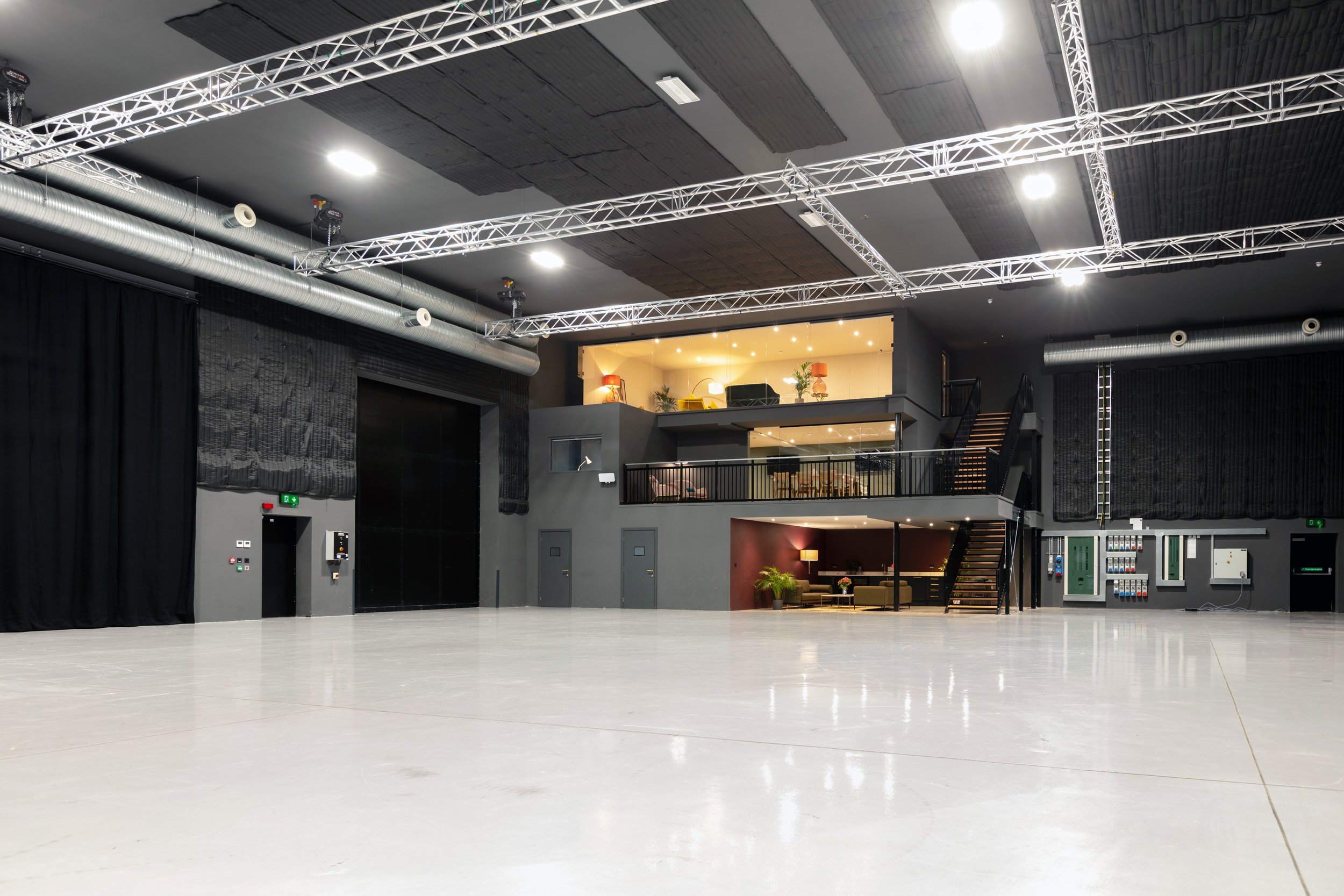 STU_017

 Location - North West London     Size - 9,255 sq ft  


 Studio 
 North West London 

 https://images.squarespace-cdn.com/content/v1/64620b0575ea8d4e29a55a87/ab8737fe-e6c4-47ee-9a55-37616e37866a/1.jpg?format=1500w 
 https://images.squarespa