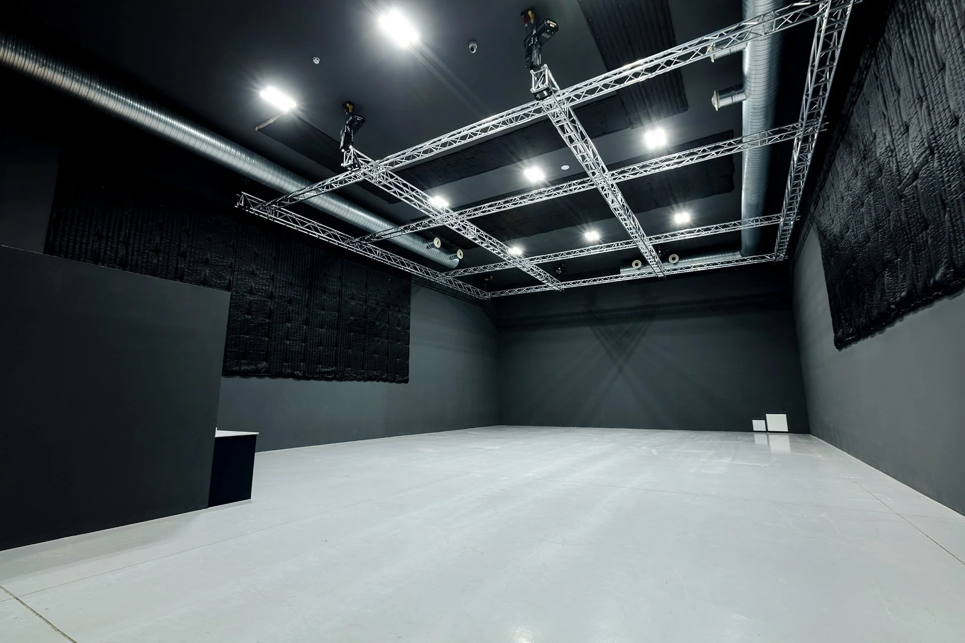 STU_019

 Location - North West London     Size - 3,105 sq ft  


 Studio 
 North West London 

 https://images.squarespace-cdn.com/content/v1/64620b0575ea8d4e29a55a87/3fe54866-b249-4cee-a983-0ad247fb0d61/3.jpeg?format=1500w 
 https://images.squaresp