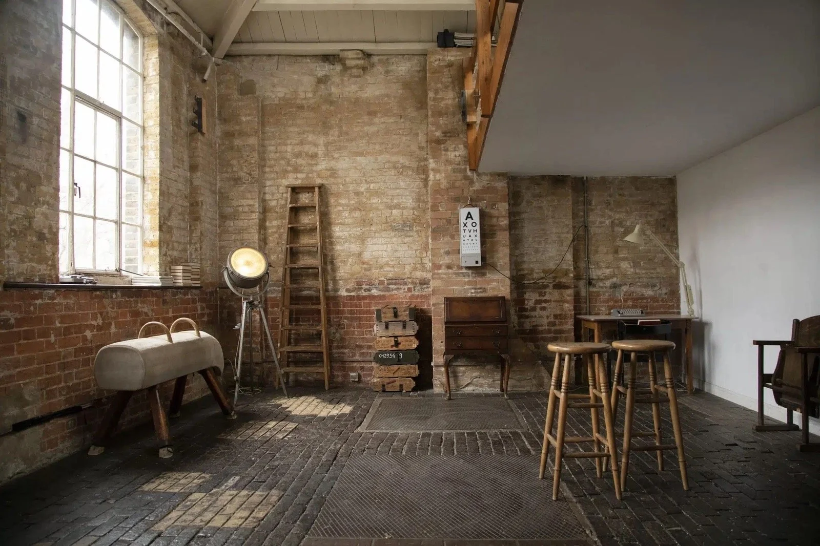 STU_025

 Location - East London     Size - 565 sq ft  


 Studio, Warehouse 
 East London 

 https://images.squarespace-cdn.com/content/v1/64620b0575ea8d4e29a55a87/9addeaa6-29ff-4997-92d9-0bcccf9286a4/IMG_3826.jpg?format=1500w 
 https://images.squar