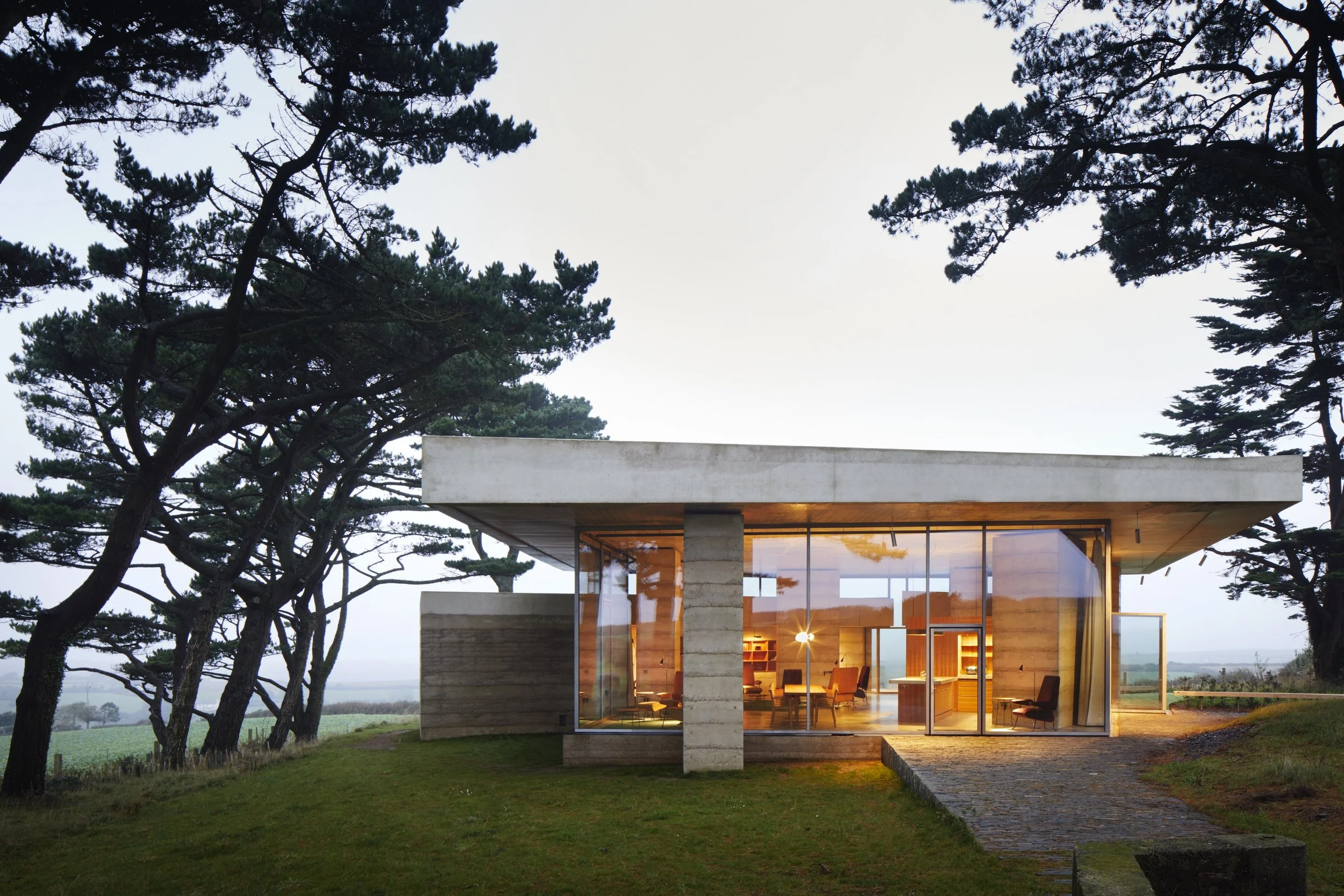 UK_023

 Location -Devon     Style - Brutalist  


 UK House  
 Devon 

 https://images.squarespace-cdn.com/content/v1/64620b0575ea8d4e29a55a87/c5ea7b7d-3ff9-4a1e-a08a-4b57214fb463/LL00012.jpg?format=1500w 
 https://images.squarespace-cdn.com/content