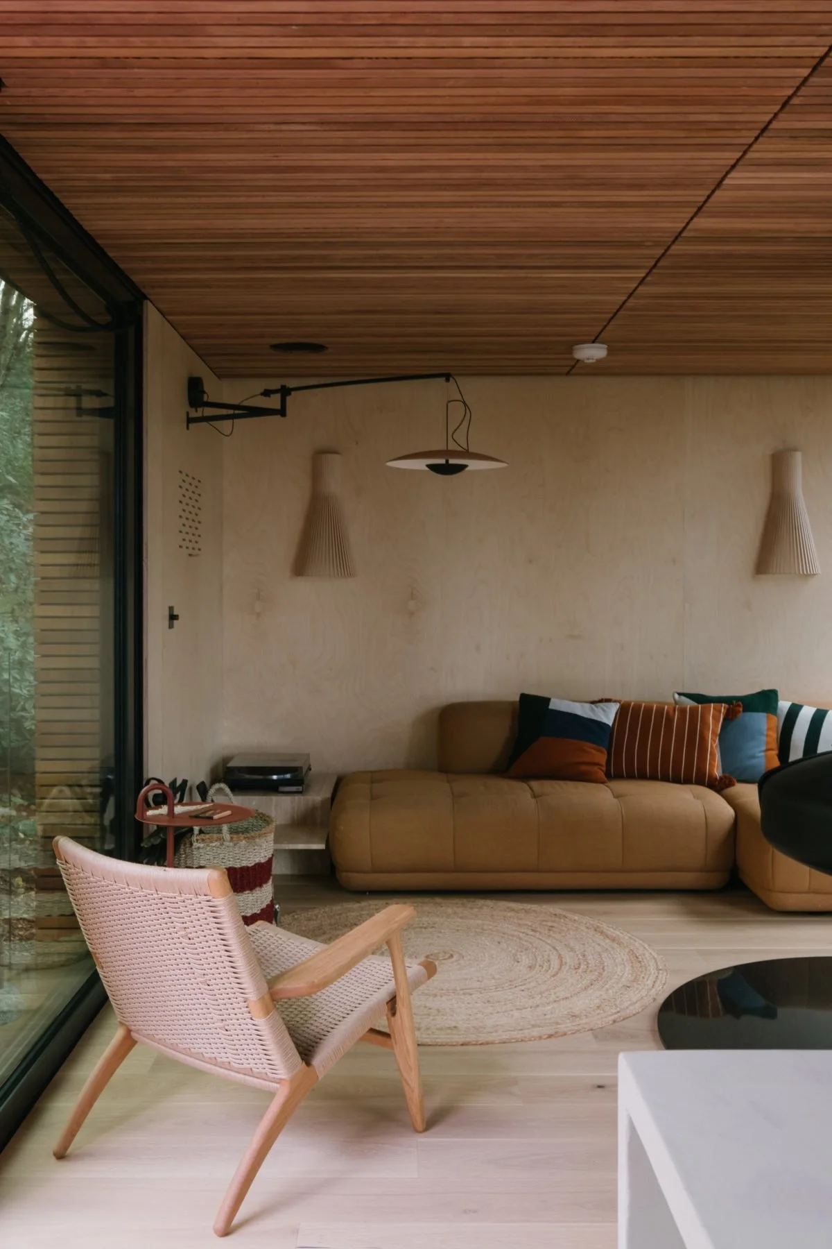 UK_004

 Location - East Sussex      Style - Cabin  

 UK house  
 East Sussex 

 https://images.squarespace-cdn.com/content/v1/64620b0575ea8d4e29a55a87/fb53e586-2cc5-4dc4-9569-e26e46193eec/8.jpeg?format=1500w 
 https://images.squarespace-cdn.com/con