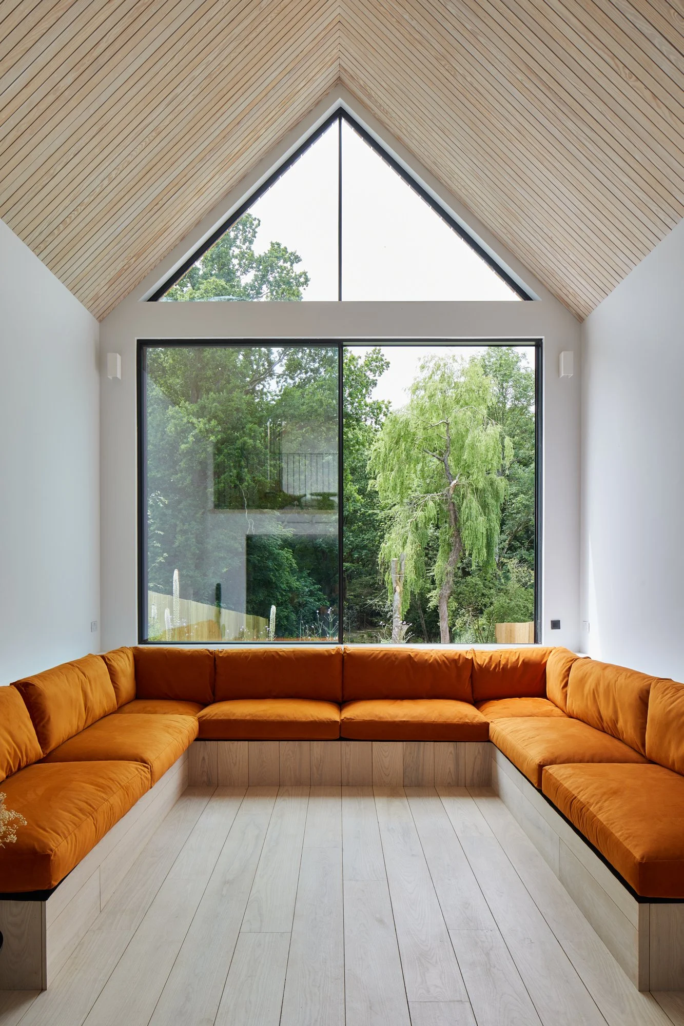 UK_008

 Location - Kent      Style - Eco Barn  

 UK house  
 Kent 

 https://images.squarespace-cdn.com/content/v1/64620b0575ea8d4e29a55a87/f0ac3a7a-28c7-4030-a88c-ca7d865f8d43/9.jpg?format=1500w 
 https://images.squarespace-cdn.com/content/v1/6462