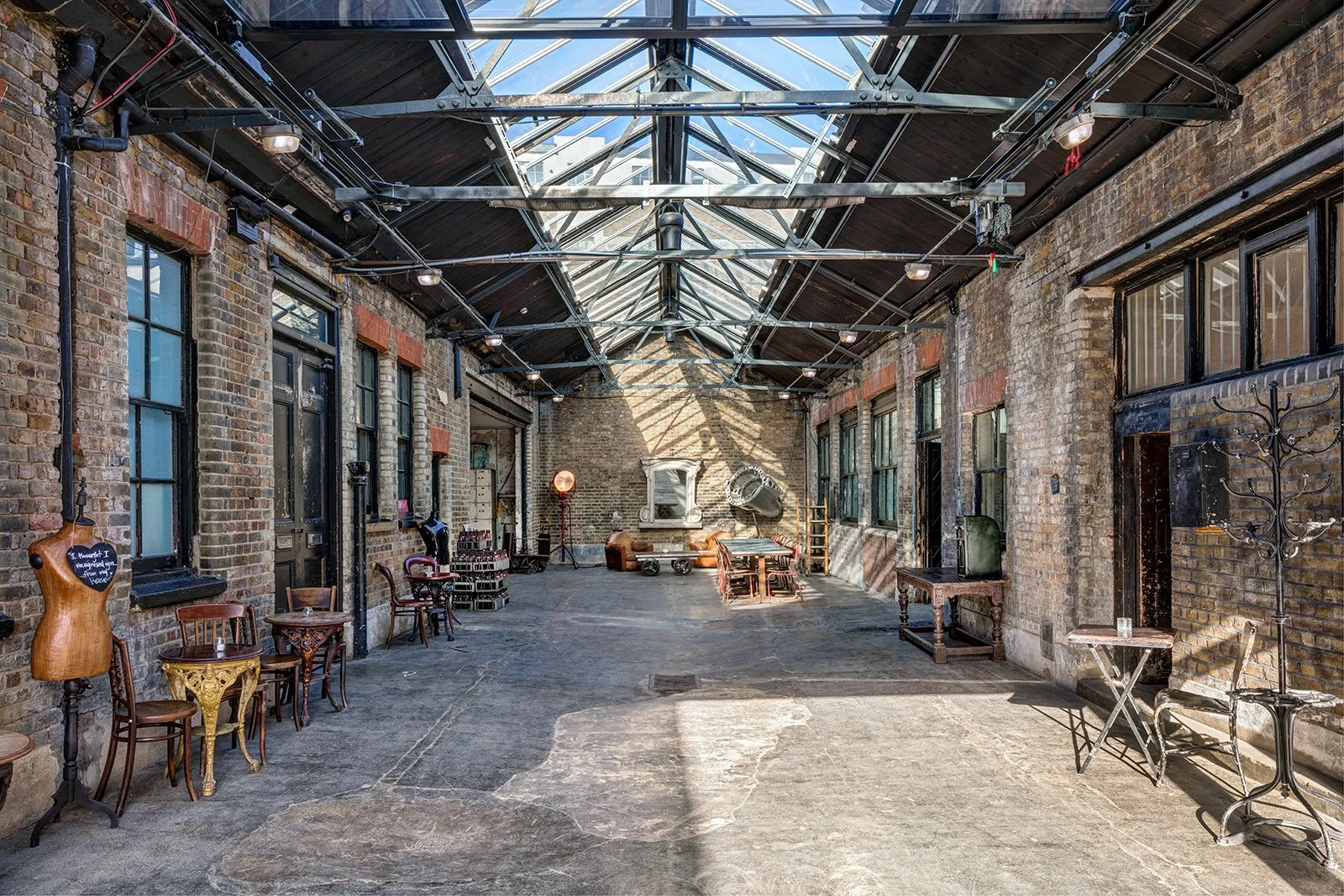 STU_036


 Location -East London     Size - 6,000 sq ft  

 Warehouse  
 East London 

 https://images.squarespace-cdn.com/content/v1/64620b0575ea8d4e29a55a87/4343286a-4d01-4dac-8d40-5d2cc240250f/3.jpeg?format=1500w 
 https://images.squarespace-cdn.c