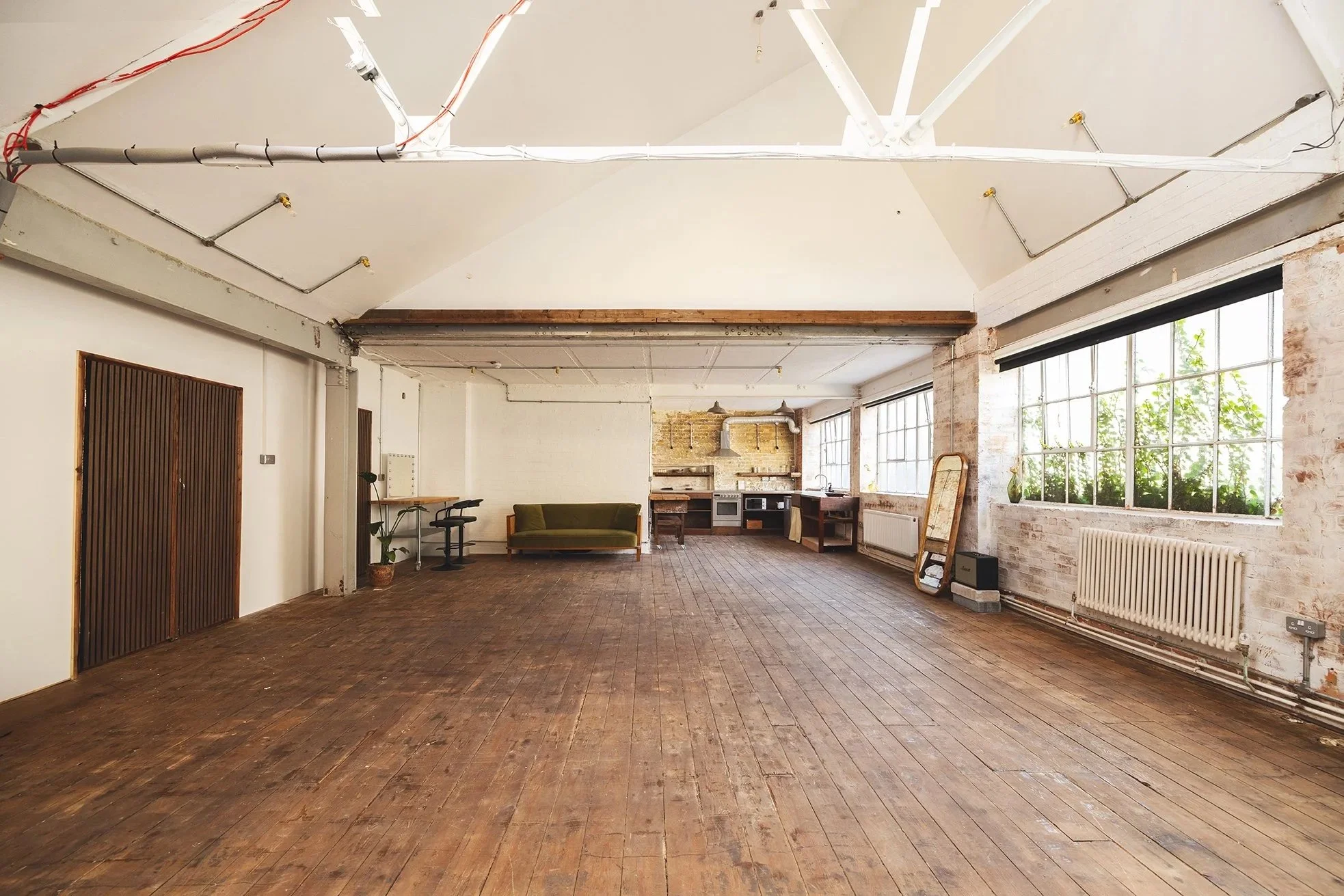 EVE_013

 Location - East London     Size - 807 sq ft  

 Vintage, Brick, Wooden floor 
 East London 

 https://images.squarespace-cdn.com/content/v1/64620b0575ea8d4e29a55a87/fc80862a-d436-4437-b17e-0d31618f2056/2.jpeg?format=2500w 
 https://images.s