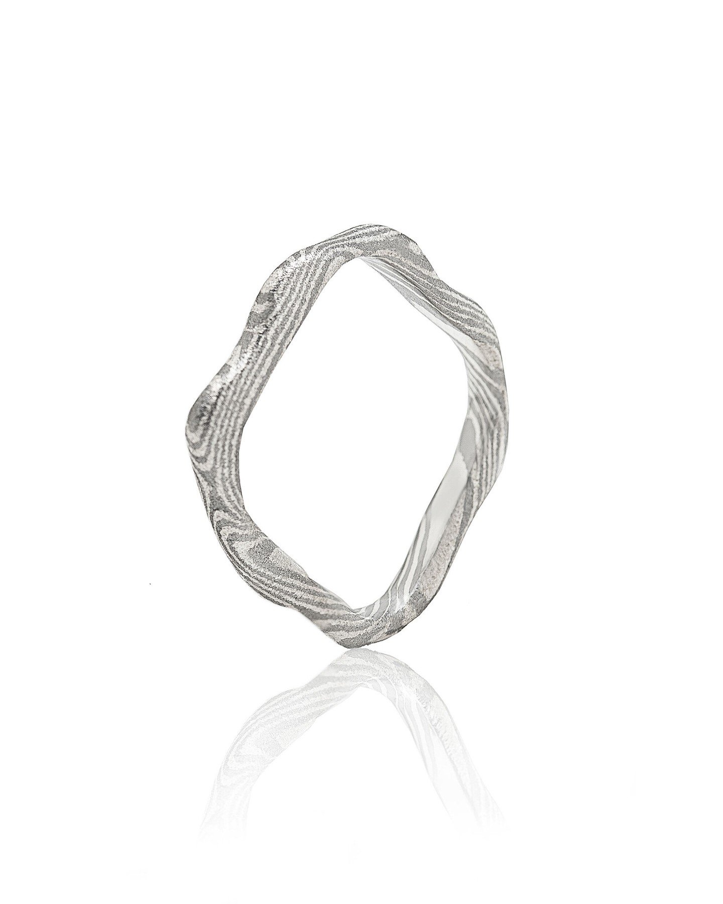 Optical illusion - silver and steel Mokume Gane ring by @francesca.u.jewellery

*
For inquiries and further details, DM or click the link in bio. Or come to find our jewellery @whatifberlin. Tue-Sat 15:30 - 19:00 Pappelallee 12, 10437 Berlin
*
#franc