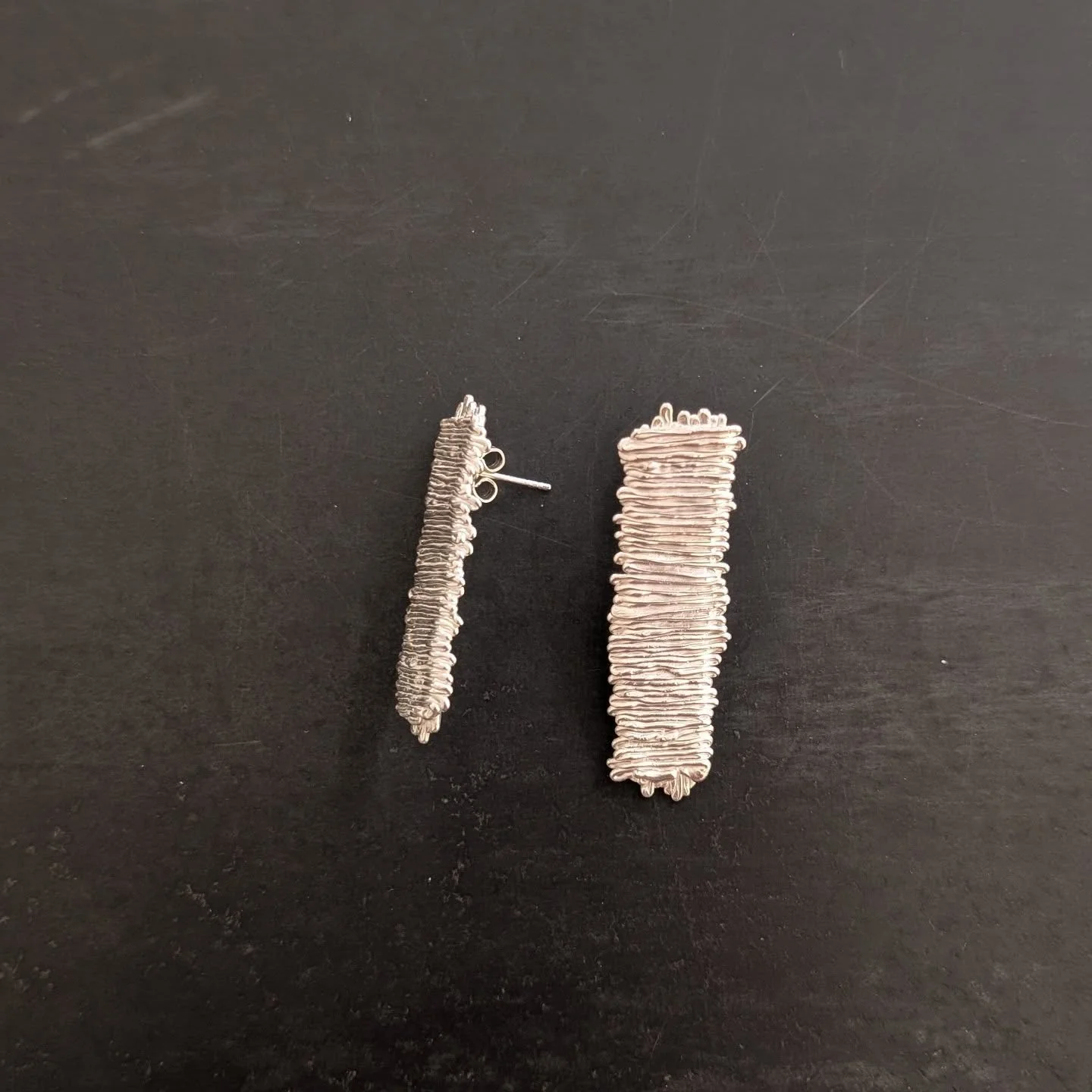 Sterling silver earrings from Patches collection. 
Different lengths, more fun❄️
Do you also want to create a special jewelry piece for yourself or your loved ones? What if... Just make it (happen)!
*
For inquiries and further details, DM or click th