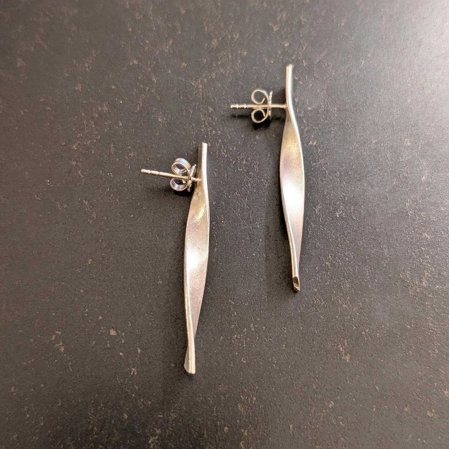 Silver earrings with a twist! Come find me @weihnactsrodeo and see all the new jewelry pieces I've made for the event! I'll be there all day tomorrow from 12:00 until 20:00!
*
Do you also want to create a special jewelry piece for yourself or your lo