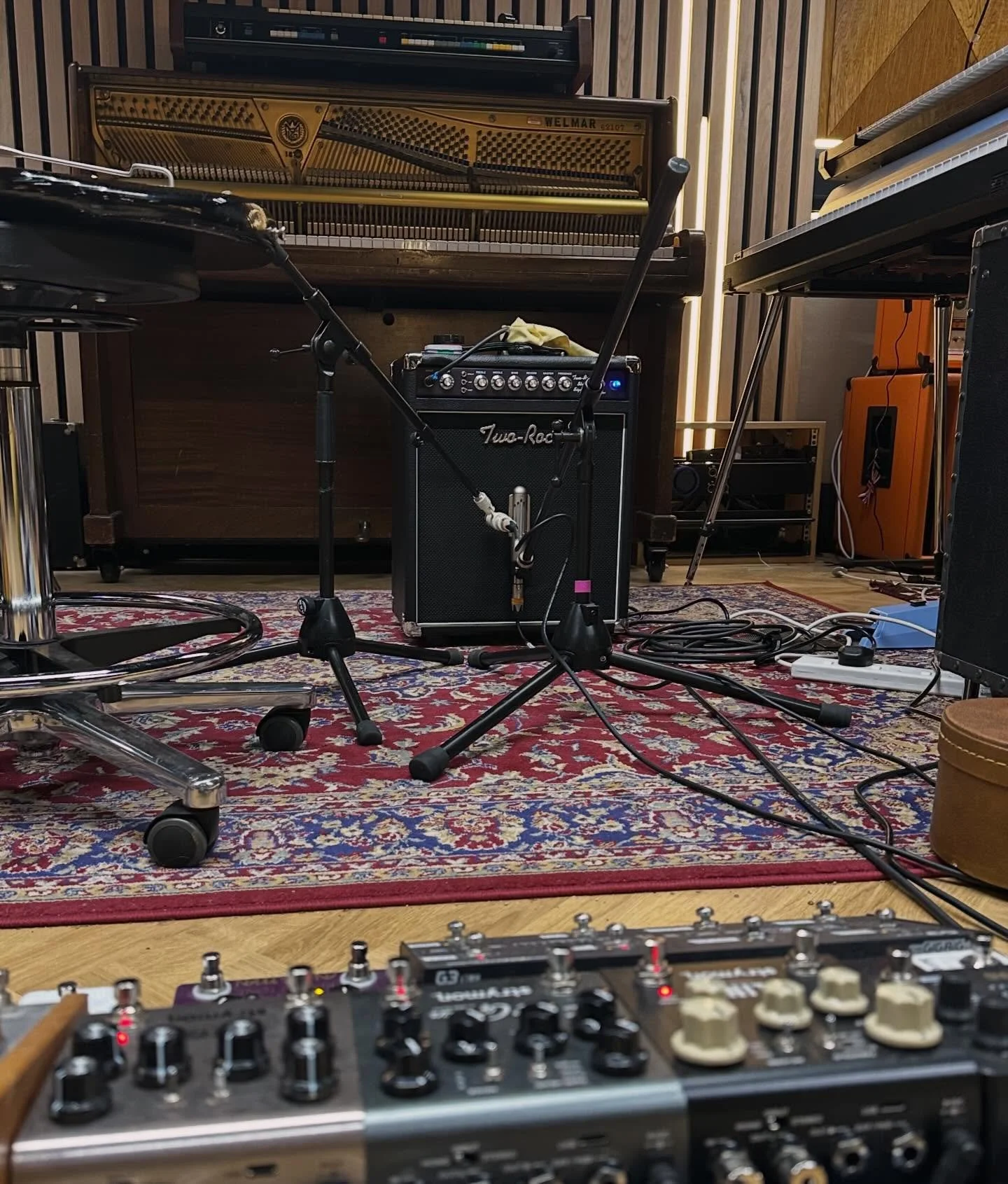 The Arthur Cook band have been cooking in &lsquo;the hive&rsquo; studio, some really cool things coming soon. Keep posted !! 

Gear used: 
- loads of gear &hellip; just loads! 

#studio #rupetneve #mixing #recording #musician #band #rock #blues #coun