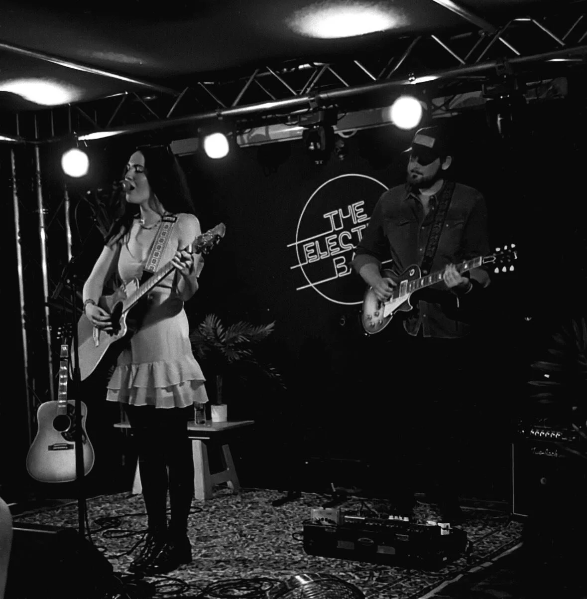 Had a great time playing alongside @mollyfletcherhebden supporting the incredible @tomjenkins_ &hellip; and Of course the mega @keeganmcinroemusic what a gig !!! thanks to @sheer_music for putting on such a sick event !! 

#guitar #gibsonlespaul #ses