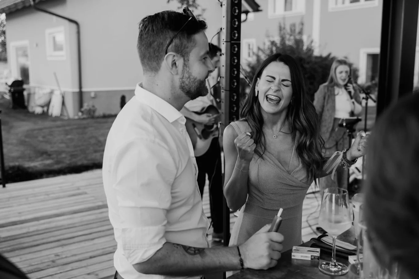 Weil sich deine Agape genau so f&uuml;r dich anf&uuml;hlen soll. Eine gute Scheibe nach der anderen. 🕺🏻🪩✨

Wegen unserer Version von Hotel California waren wir fix wie nix gleich wieder f&uuml;r die n&auml;chste Hochzeit gebucht. Weil Live-Musik h