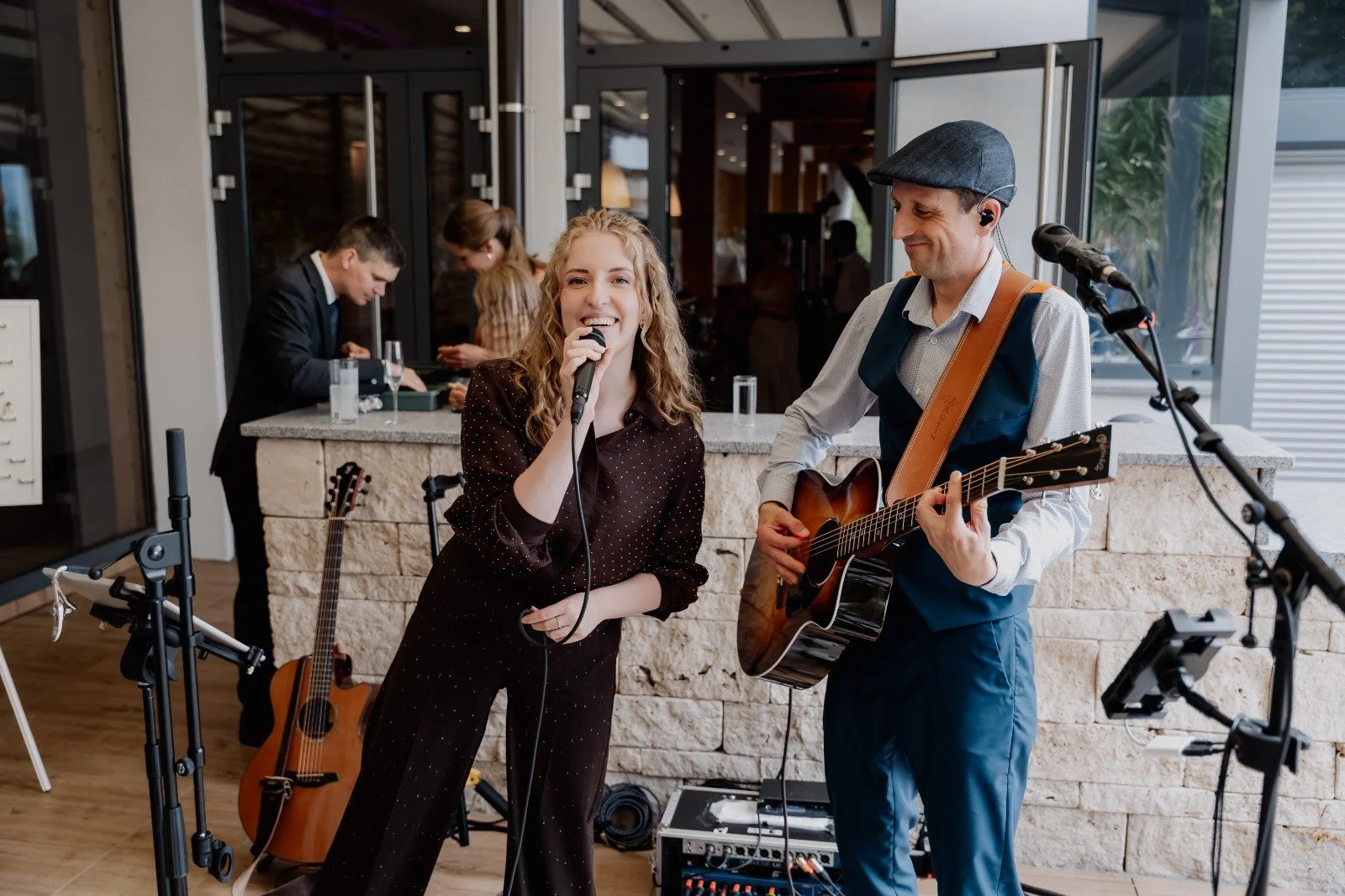 Einen Gig im Duo? Lieben wir! 🫶🏻

Aber ich spiel mindestens genauso gern solo f&uuml;r euch. 😉

Und deshalb hier ein kleiner Reminder: Bei mir k&ouml;nnt ihr alles buchen &ndash; von der Trauung &uuml;ber die Agape (solo oder im Duo) bis hin zur v
