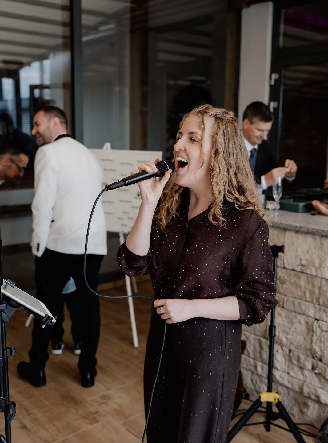 singing lovers down the aisle. <3

In Ober&ouml;sterreich, Salzburg, Nieder&ouml;sterreich, Tirol, der Steiermark &amp; &uuml;berall dort, wo ihr seid.

📸 @philippsch_photography