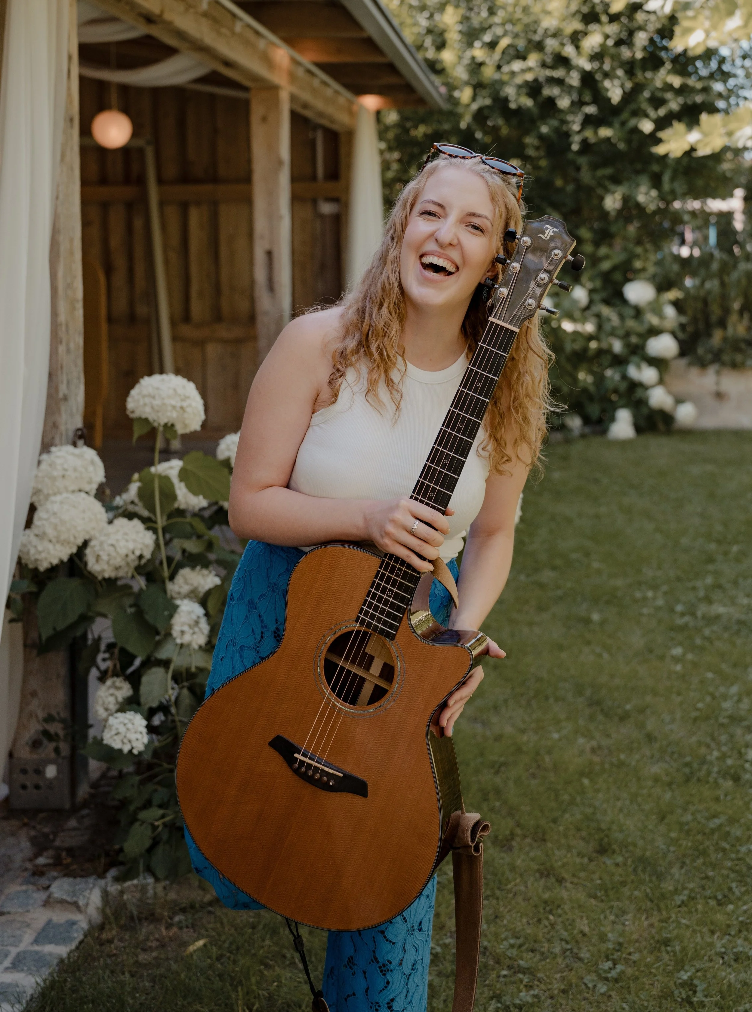Miles of smiles. 🤭💛

Ich sag&rsquo;s euch: Das war a blueprint einer Hochzeit. Mini-Runde bei der Trauung &ndash; wirklich nur die Liebsten dabei &ndash;, danach ein entspannter Nachmittag und der Abend war dann absolut verr&uuml;ckt.

Bear with me