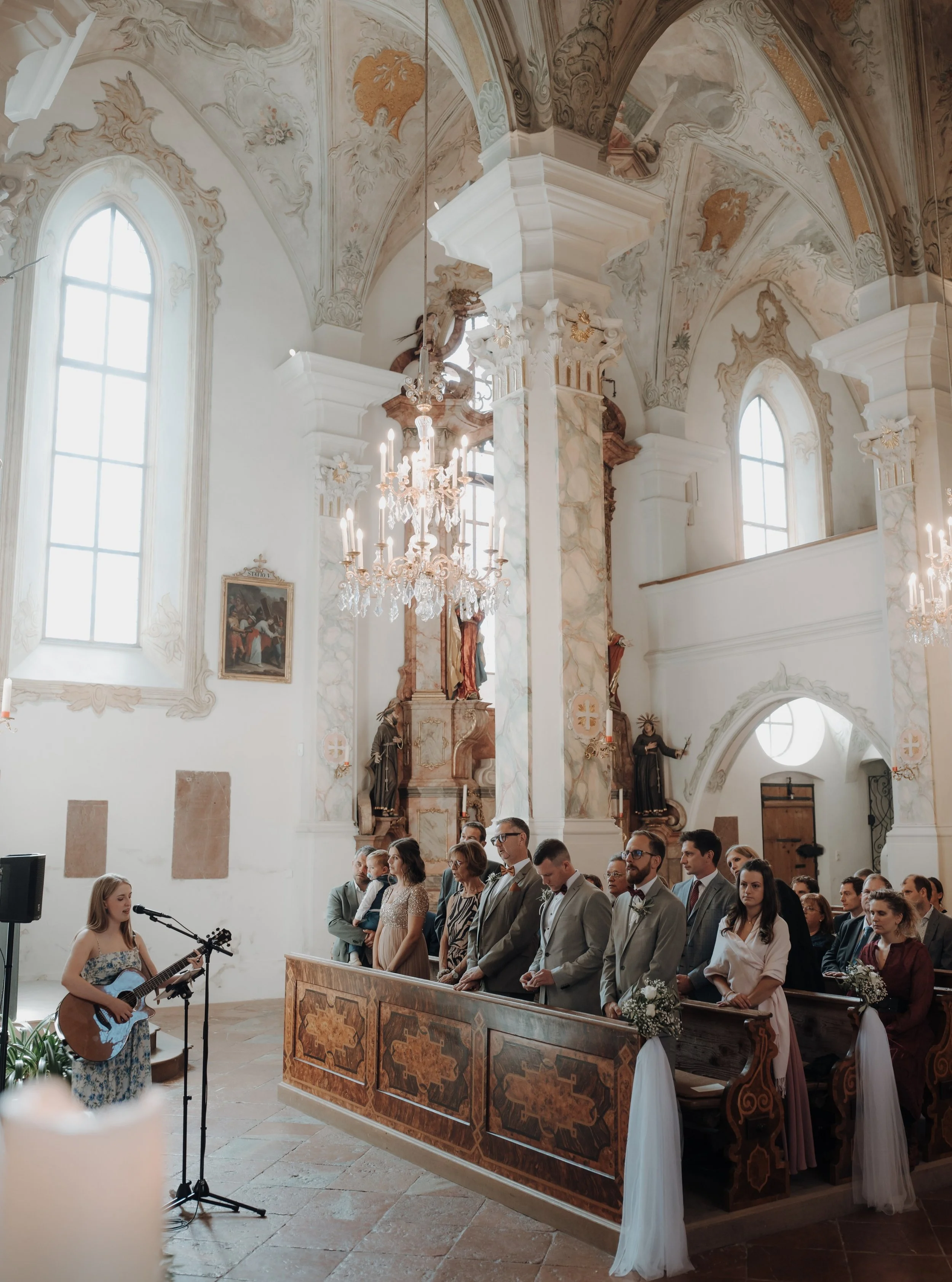 Es war wirklich ein Hochzeitstag for the books. 🤍

Und vielleicht wieder einmal eines dieser Wochenenden, die richtig intensiv, anstrengend und kr&auml;ftezehrend sind. Viele Stunden unterwegs, wenig Schlaf, st&auml;ndig volle Konzentration, aufbaue