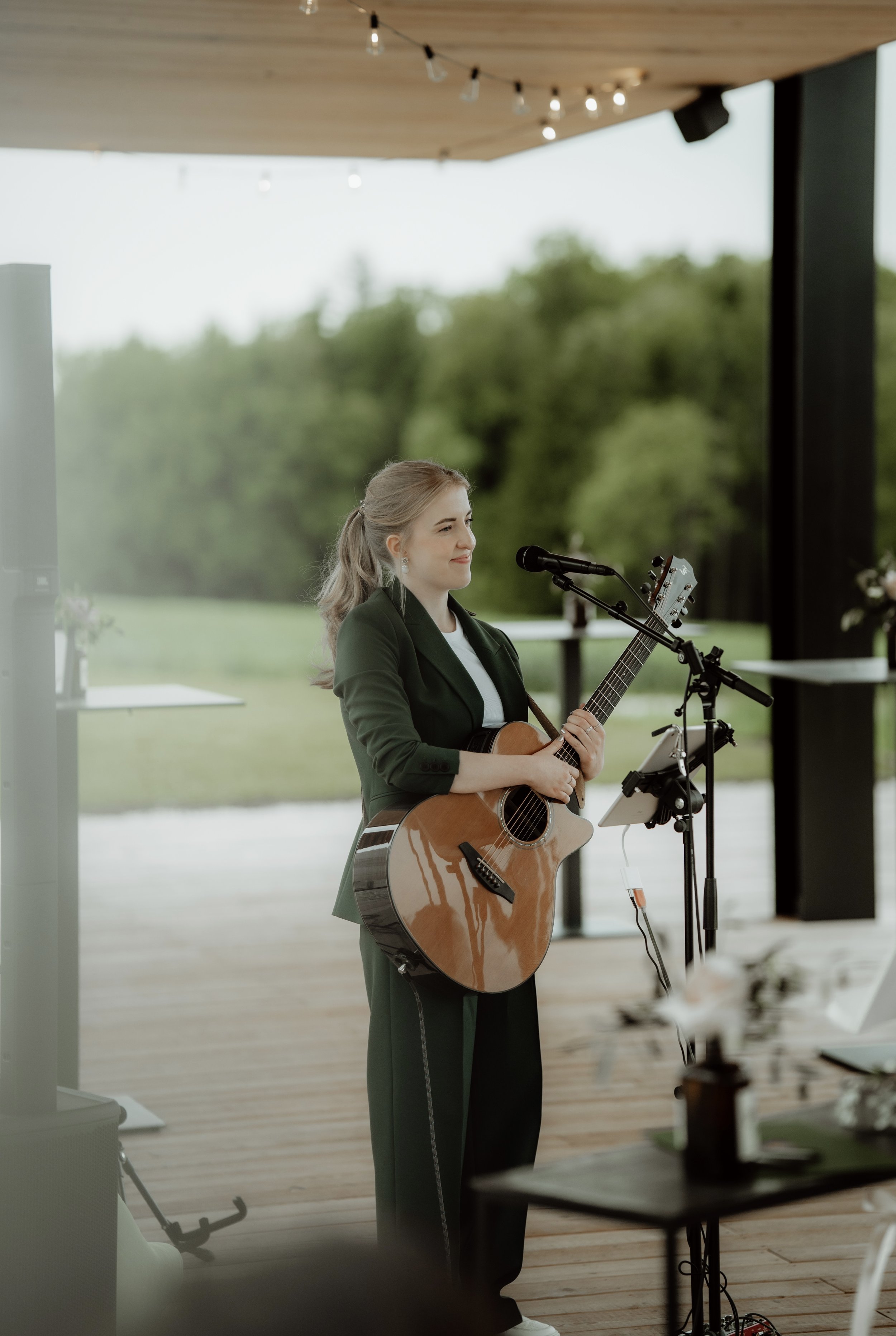 Hochzeitssängerin Sophie Peraus singt emotionale Hochzeitsmusik live bei einer Trauung im Grafhaidergut in Wartberg an der Krems in Oberösterreich
