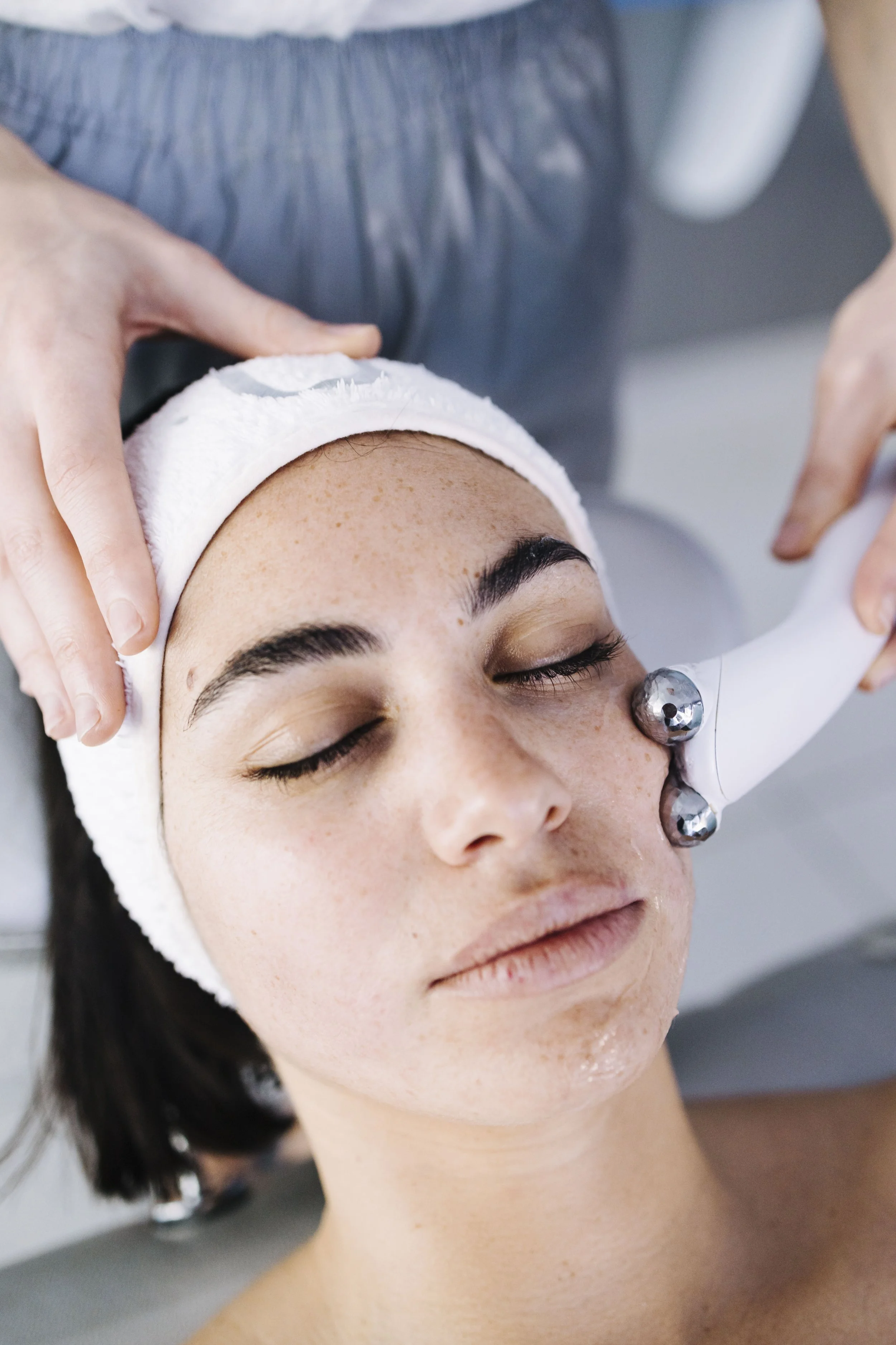 EMS vs Microcurrent Facial: What’s the Difference?