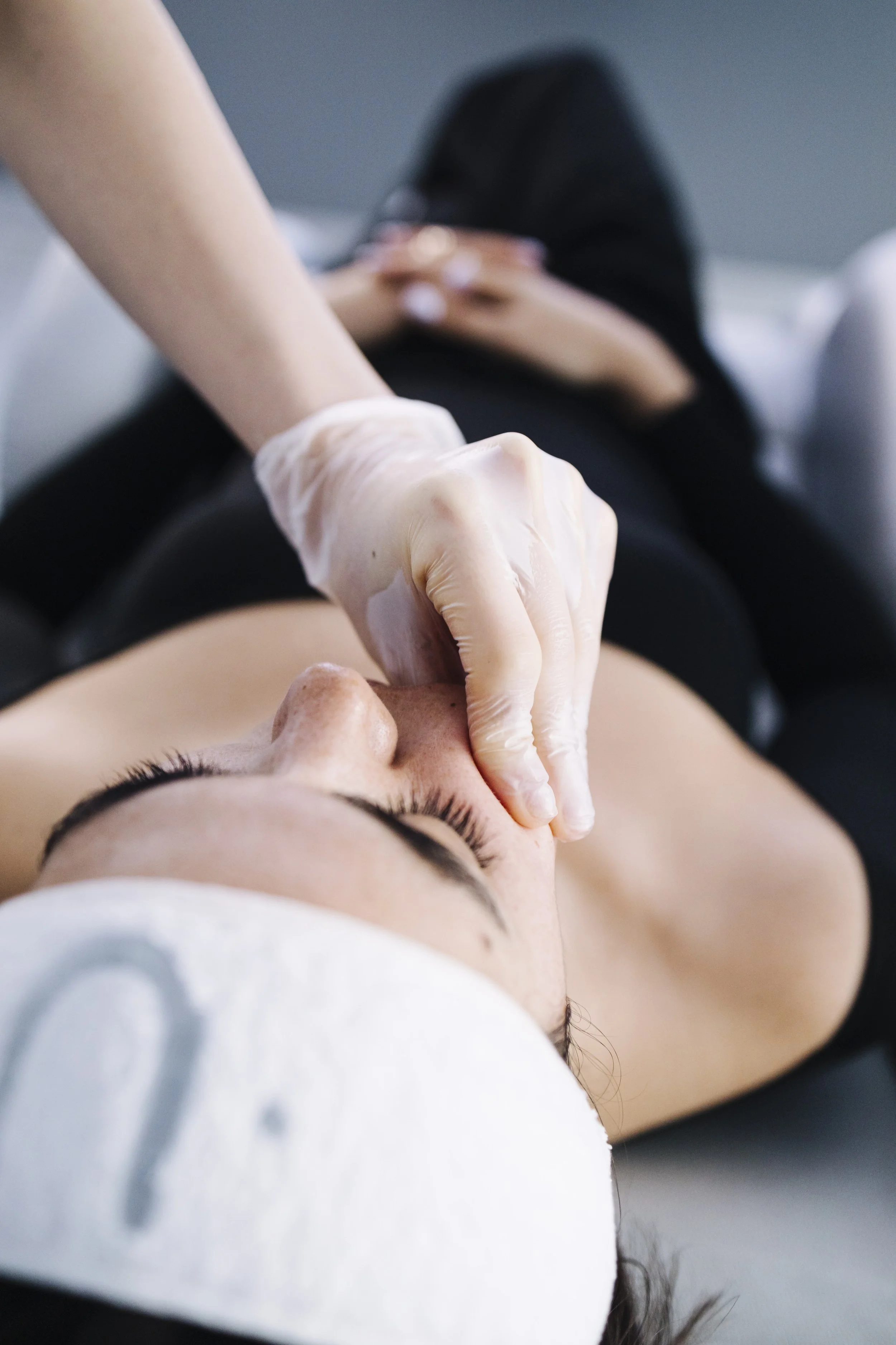 Buccal facial massage in London Chelsea sculpting jawline and lifting facial contours