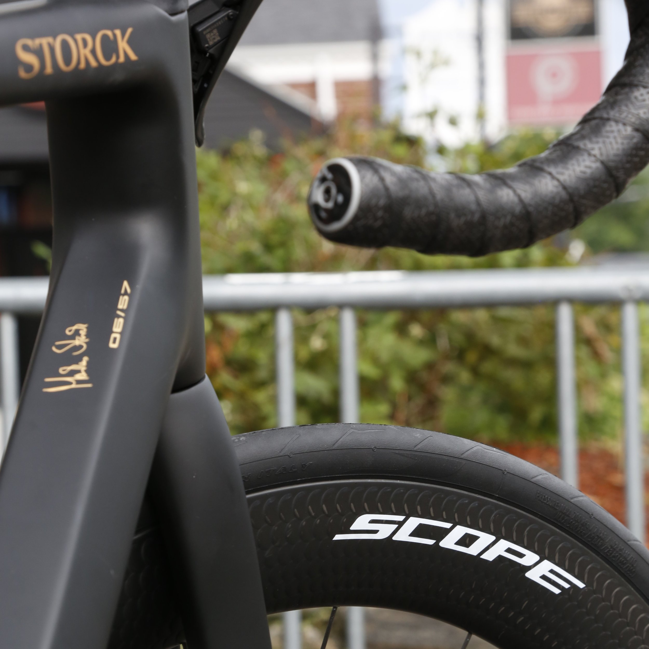 06/57

This Storck Signature frame set #6 out of 57 is built up with a Scope Artech.6 wheelset and Shimano Dura-Ace R9270. 

#r9270 #atacycle #sellesmp #scopeartech