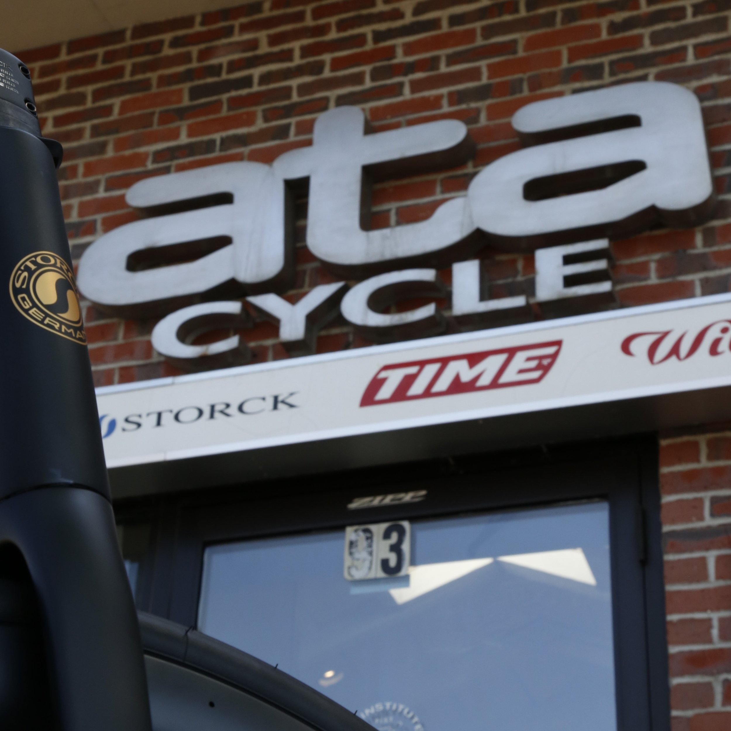Call us Johnny on the spot, cause we'll hook you up with some wheels 🚴

This Storck Signature 49/57 has been built out with full SRAM Red E1 and Quarq power meter, as well as a set of lightweight Storck Zeitjaeger Platinum 47s

Call us at 978-369-59