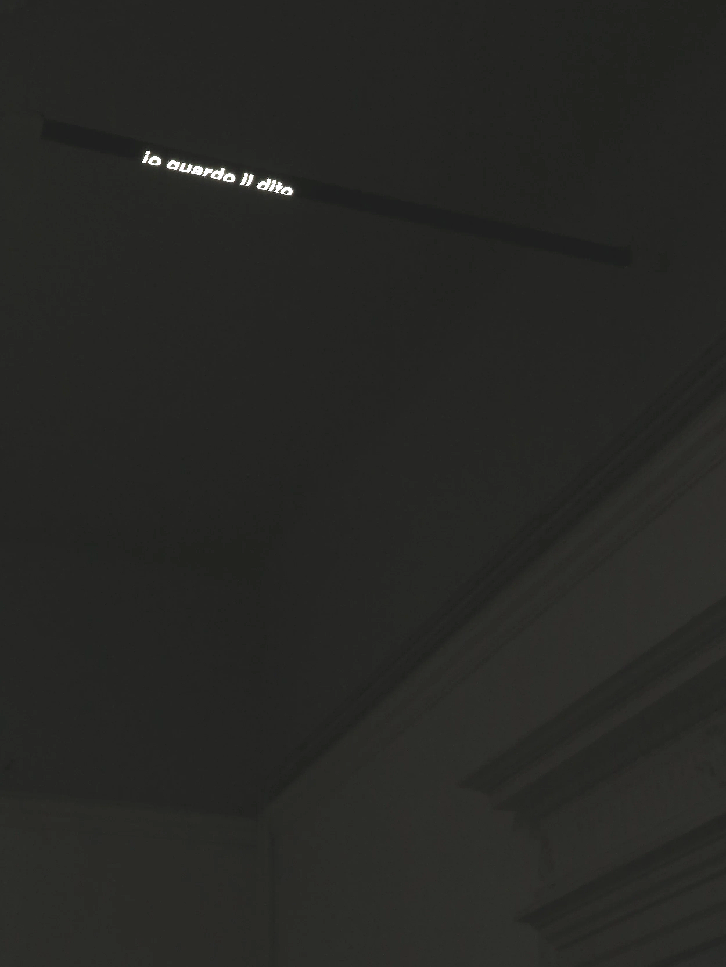 Io guardo il dito, 2025, intervento su tubo neon