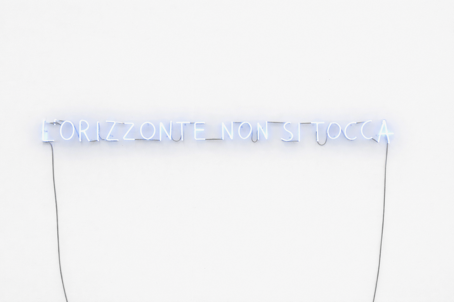L’orizzonte non si tocca, 2025, filo neon, cm 18 x 270