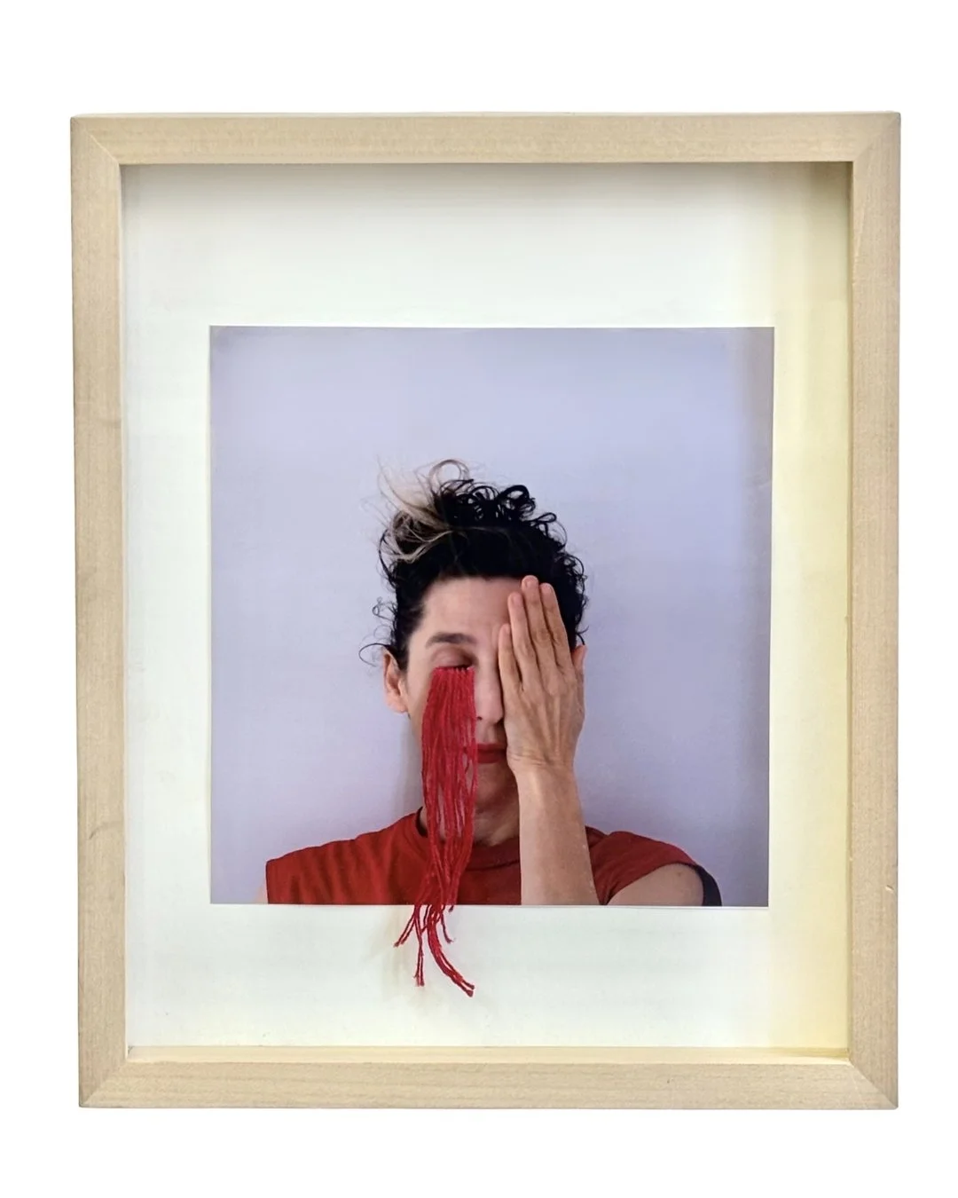 Ofri Cnaani, Red Lines (dalla serie Knotted Feelings), 2025, carta fotografica e filo rosso, cm 26x32