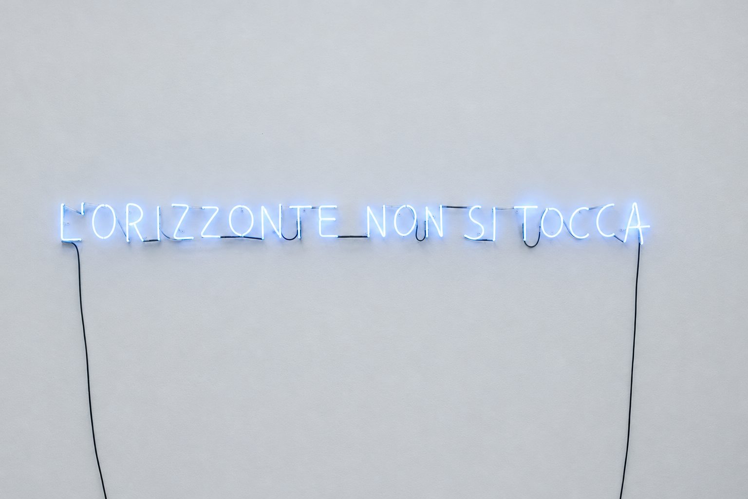 L’orizzonte non si tocca neon glow.png