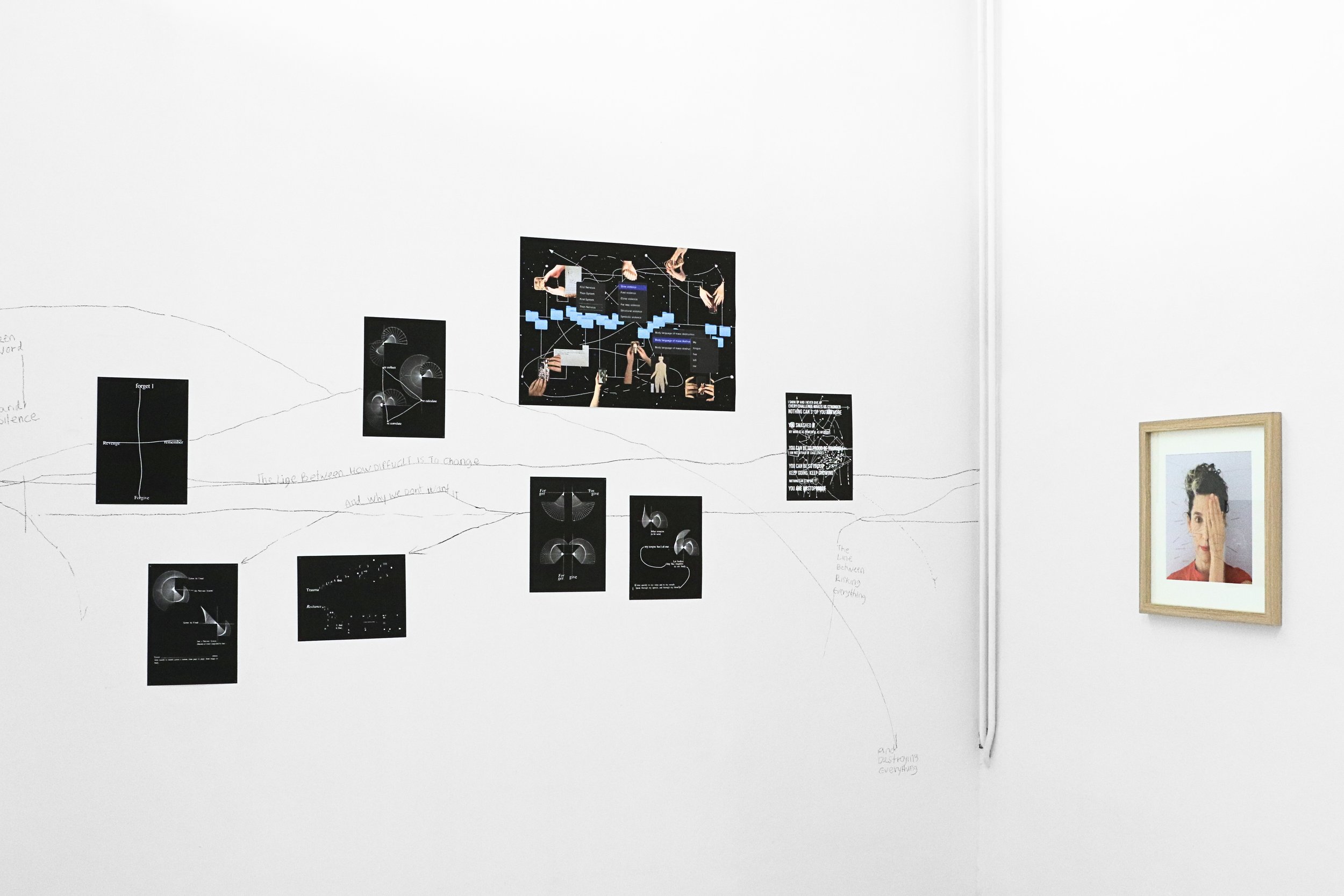 Ofri Cnaani, Black Diagrams (dalla serie Diagrams), 2026, cm 34x23,7 + My Tongue Has Left Me, 2026, cm 48x60 + sulla destra: Machine Vision (dalla serie Statistical Bodies), stampa digitale, cm 54x54