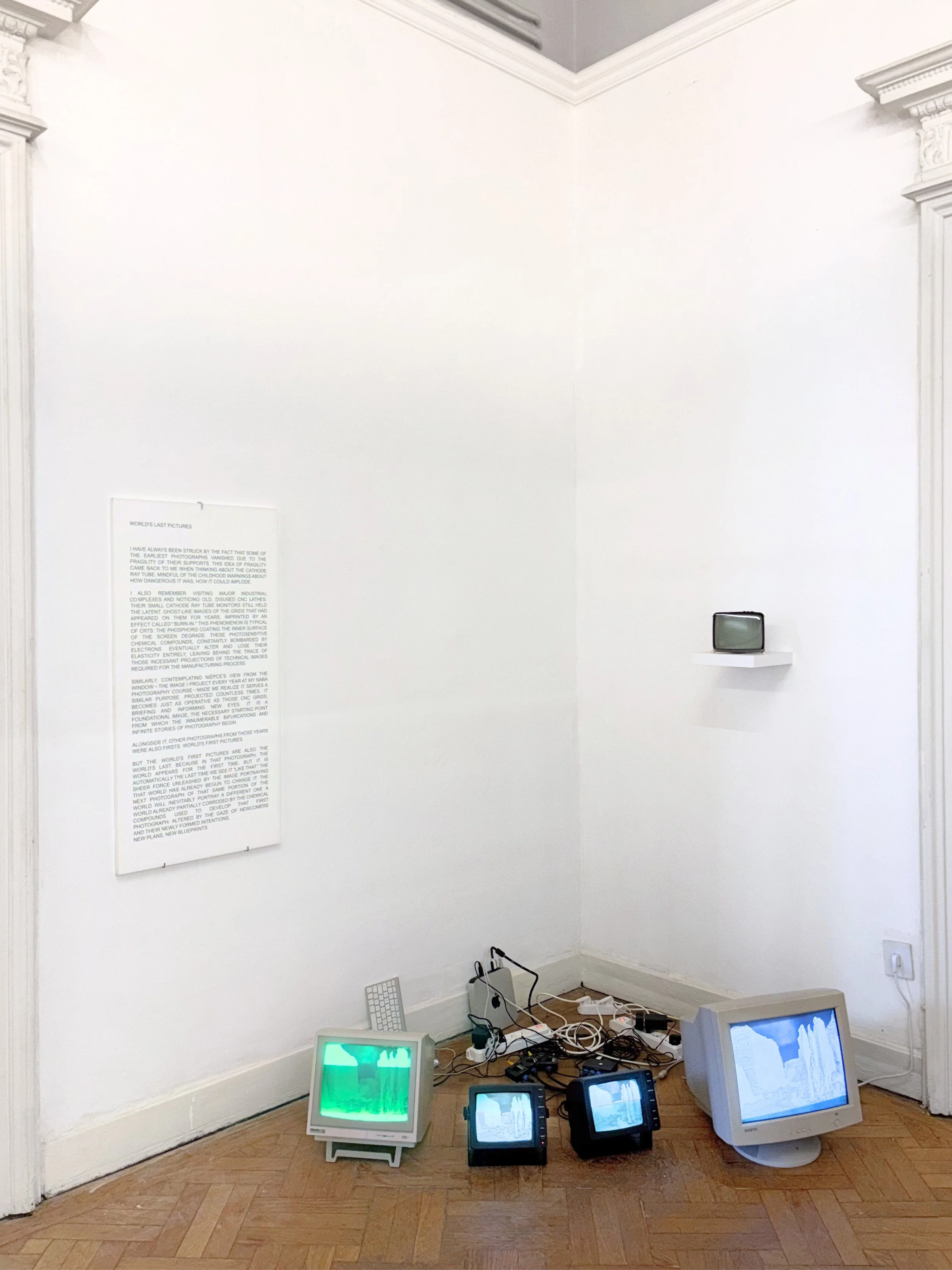 Exhibition view, World’s last picture, 2025, schermi a tubo catodico