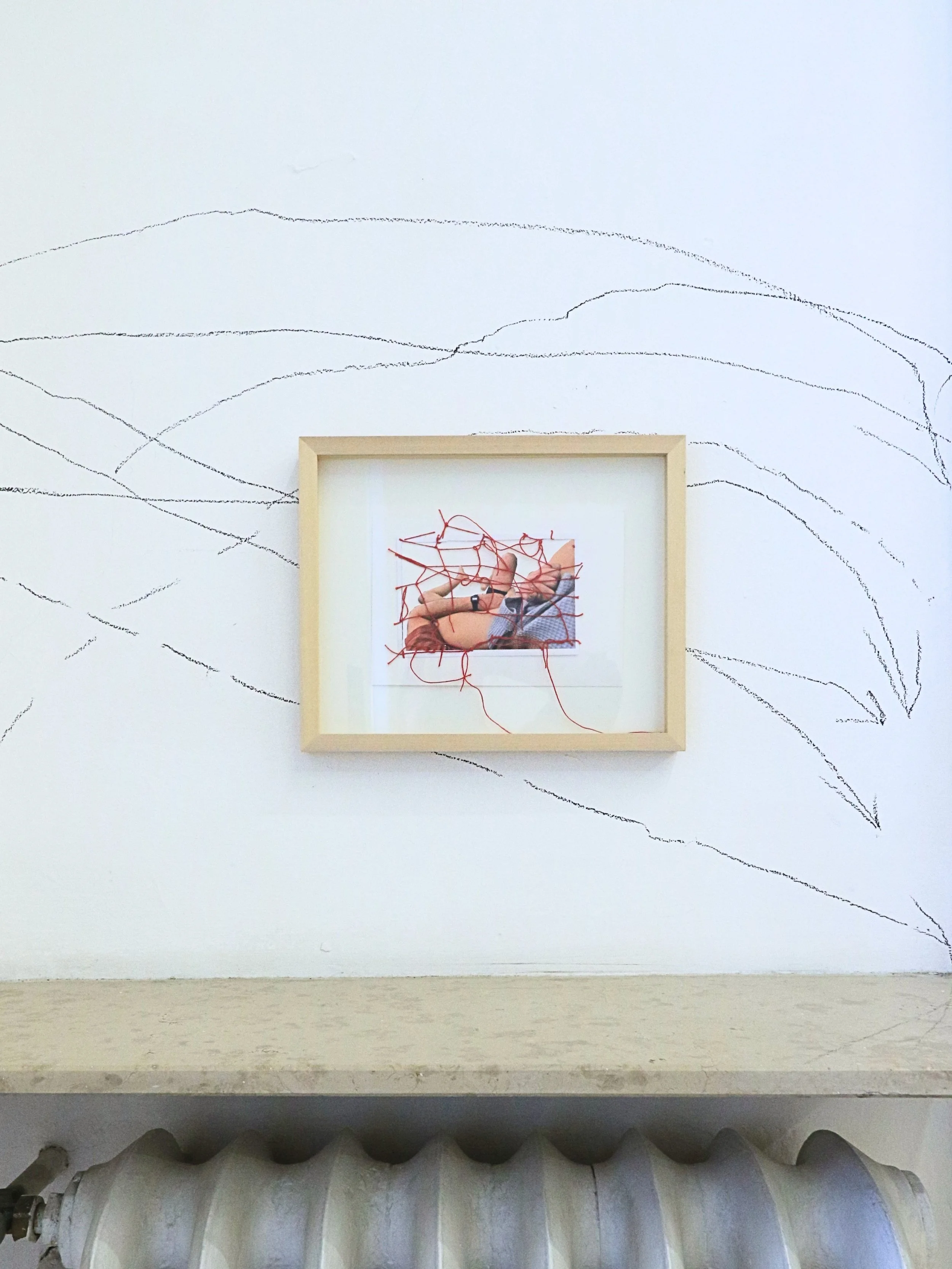 Ofri Cnaani, Red Lines (dalla serie Knotted Feelings), 2025, carta fotografica e filo rosso, cm 26x32