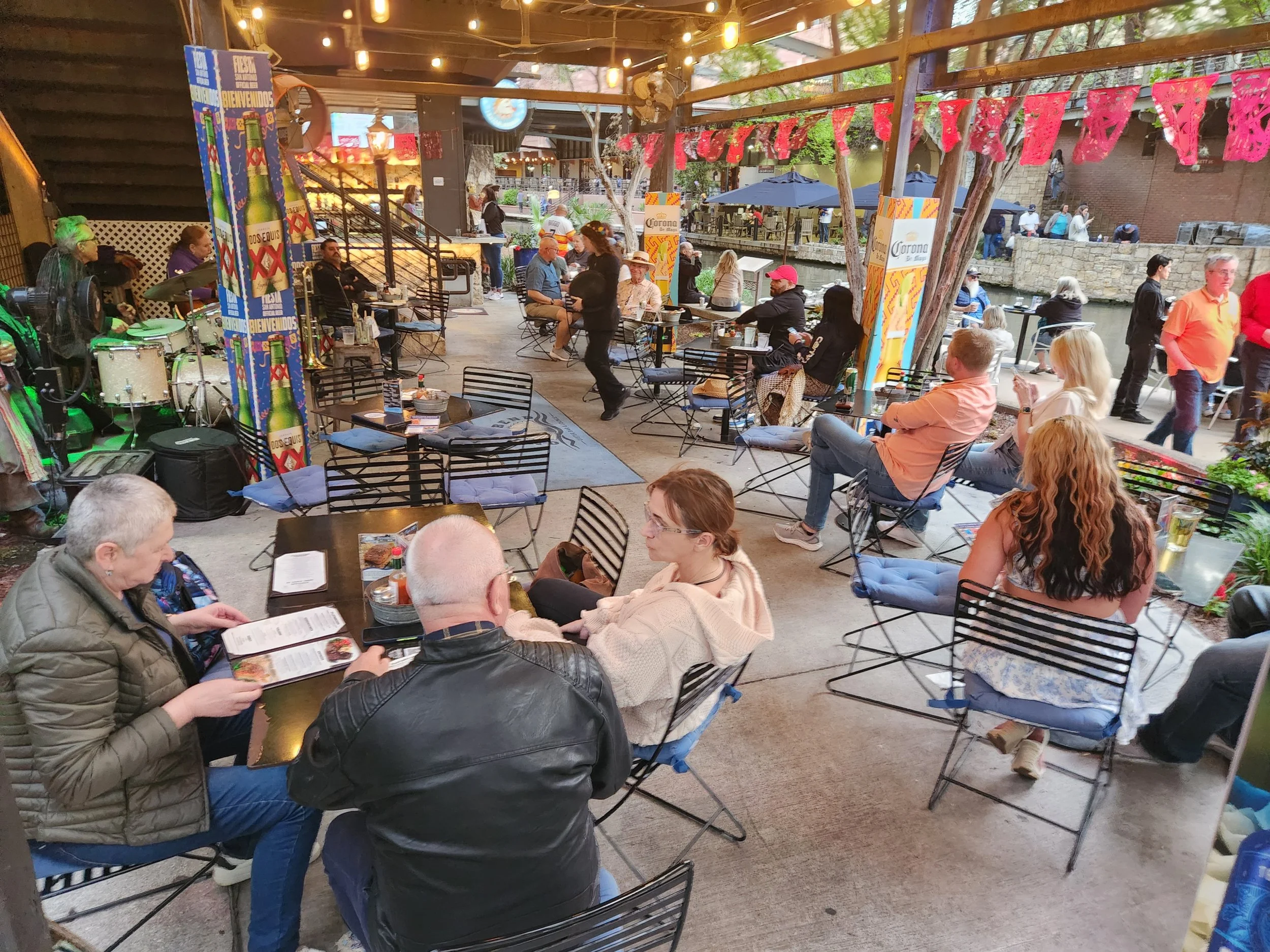 Outdoor diners take in sights and sounds along the River Walk 