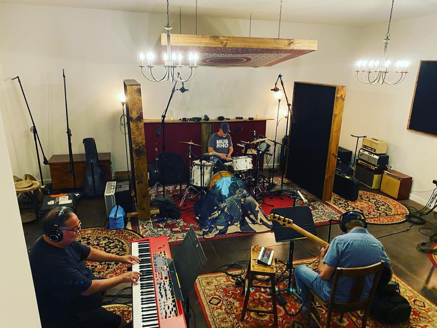Incredible day in the studio with some incredibly nice guys with some incredible talent. #incredible 🙏❤️😬 @rmcnelley @lynnwi11iams @zachallenaudio Mike Rojas, Pat McGrath, and Jimmy Carter #recordingstudio #studiosessions #nashville #talentedmusici