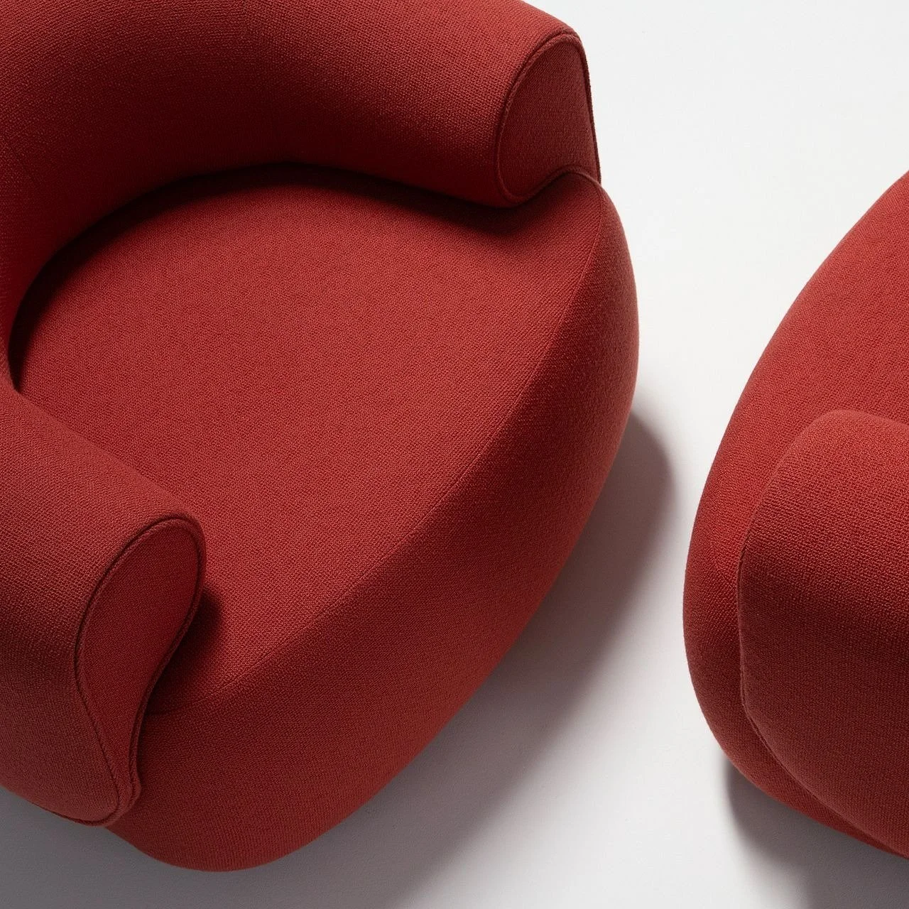 Drawing on our 80 years of upholstery expertise and designed by Brad Ascalon, Redondo marries soft, organic shapes with the meticulous upholstery technique that has built the Martin Brattrud brand. A distinctive face panel at the end of the arms prov