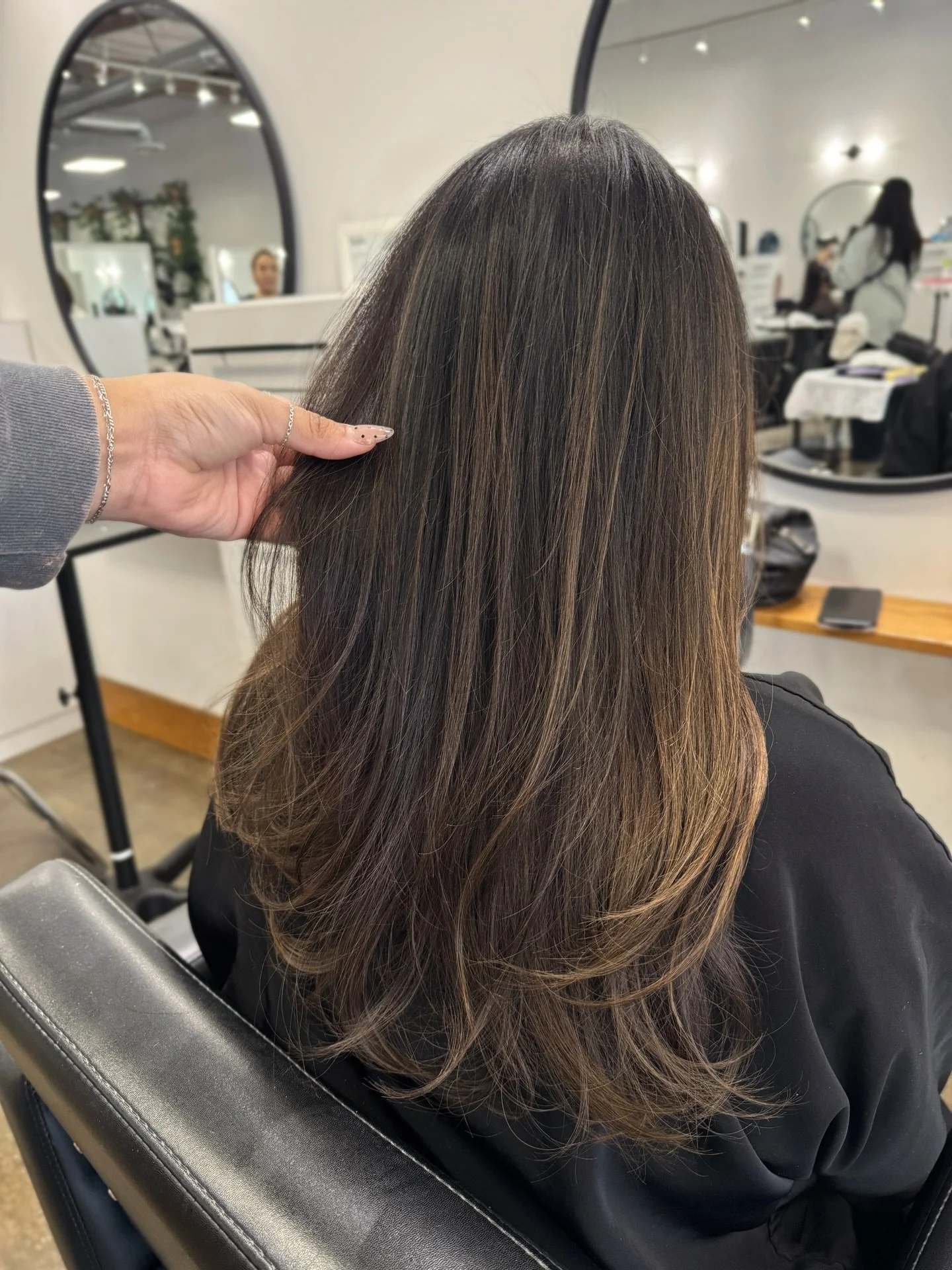 starting 2026 with a soft reset 🤍

we brought her highlights up and glossed darker to create a more subtle, blended brunette tone

swipe &rarr; to see her before ✨

if low-maintenance brunettes are your vibe, you&rsquo;re in the right place

booking