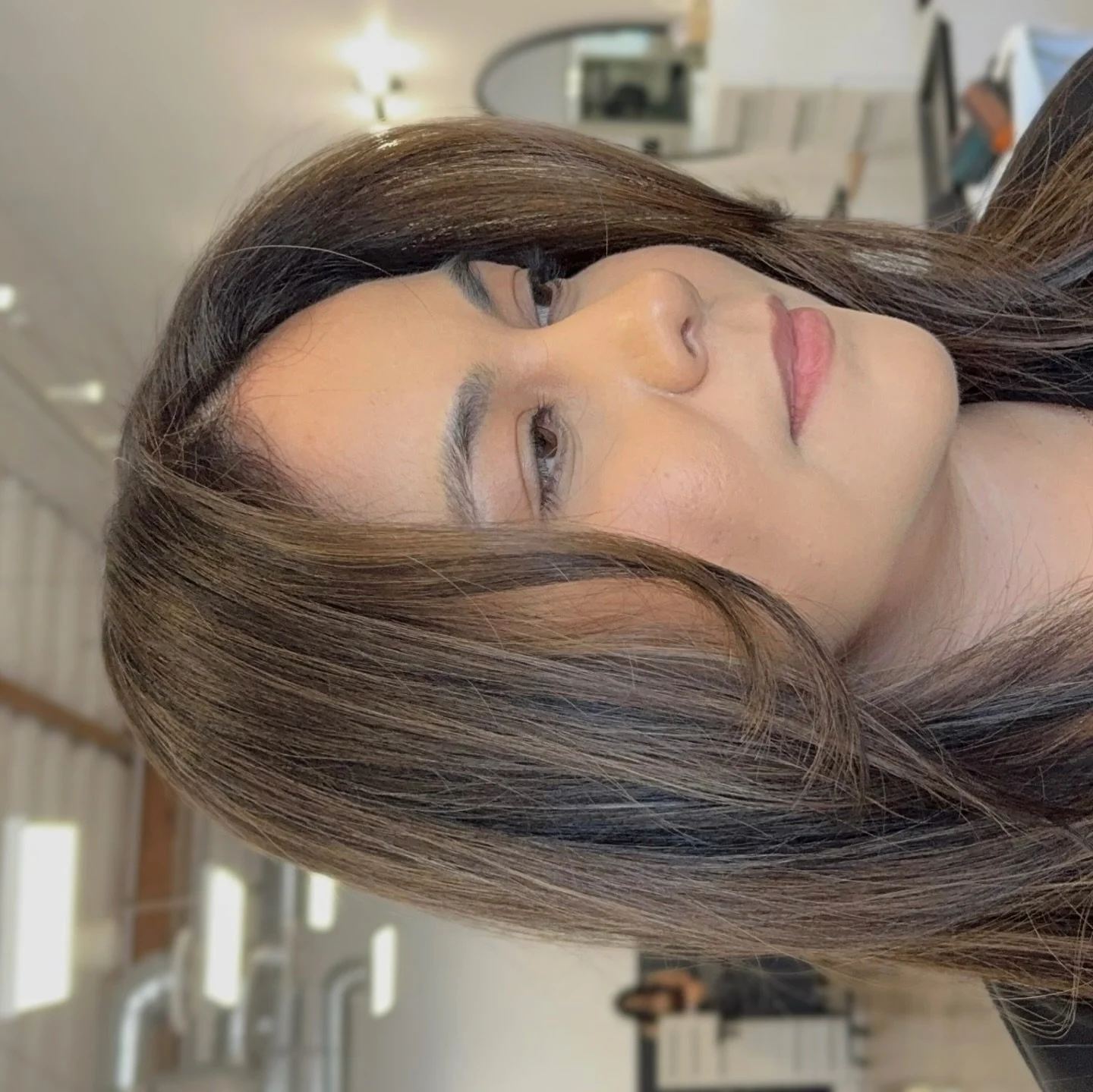 dimensional bronde 🪄

she loves a warmer tone, but since she washes often, we softened the warmth this time to keep her color from fading too quickly

a gloss can last up to 25 washes, so choosing a more neutral tone helps her color stay balanced lo